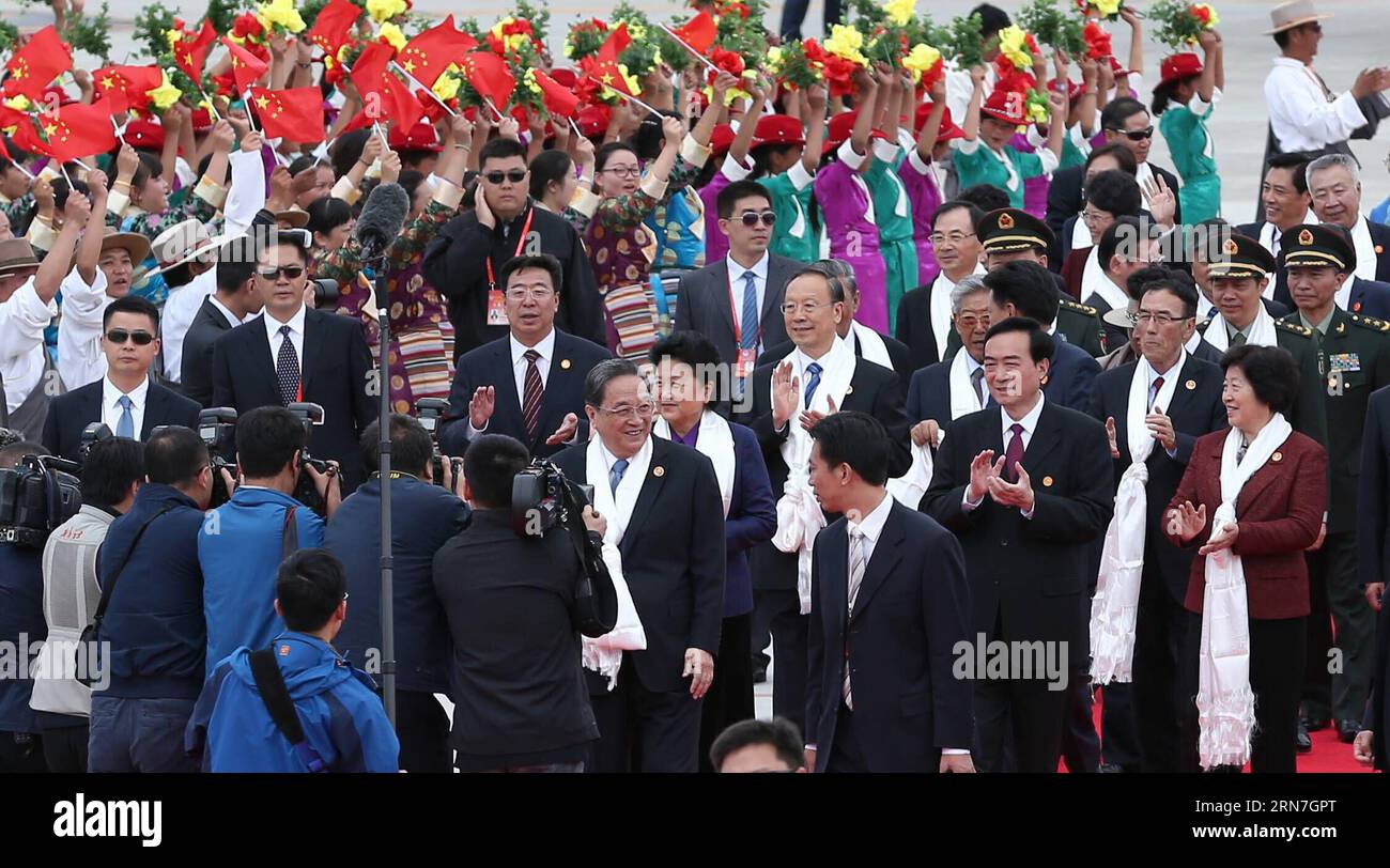 (150906) -- LHASA, 6. September 2015 -- Yu Zhengsheng, Vorsitzender des Nationalen Komitees der Politischen Konsultativkonferenz des chinesischen Volkes (CPPCC), kommt am 6. September 2015 in Lhasa, der Hauptstadt der autonomen Region Tibet im Südwesten Chinas, an und leitet eine Delegation der Zentralregierung, die an Feierlichkeiten anlässlich des 50. Jahrestages der Gründung der Region teilnimmt. ) (Zkr) CHINA-LHASA-YU ZHENGSHENG-ARRIVAL(CN) PangxXinglei PUBLICATIONxNOTxINxCHN 150906 Lhasa 6. September 2015 Yu Zheng Sheng Vorsitzender des Nationalkomitees der chinesischen Prominenten S politische Beratungskonferenz CPPCC kommt nach Lhas Stockfoto