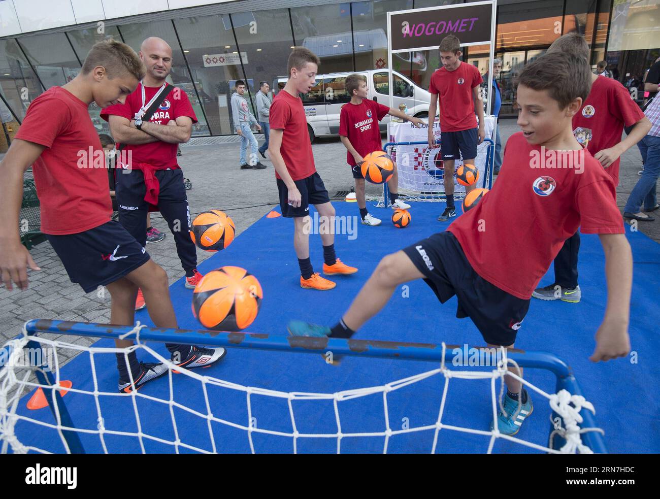 (150908) -- ZAGREB, 7. September 2015 -- Junge Amateursportler nehmen am 7. September 2015 an der Eröffnungsveranstaltung der Europäischen Woche des Sports auf dem Europaplatz in Zagreb, der Hauptstadt Kroatiens, Teil. Die Europäische Woche des Sports, die von der Europäischen Kommission koordiniert wurde, fand vom 7. Bis 13. September statt, um die kroatischen Bürger zu mehr sportlichen Aktivitäten zu ermutigen. ) (SP)KROATIEN-ZAGREB-EUROPÄISCHE WOCHE DES SPORTS MisoxLisanin PUBLICATIONxNOTxINxCHN Zagreb 7. September 2015 Junge Amateursportler nehmen AM 7. September 2015 an der Eröffnungsveranstaltung der Europäischen Woche des Sports AUF DEM Europaplatz in der kroatischen Hauptstadt Zagreb Teil Stockfoto