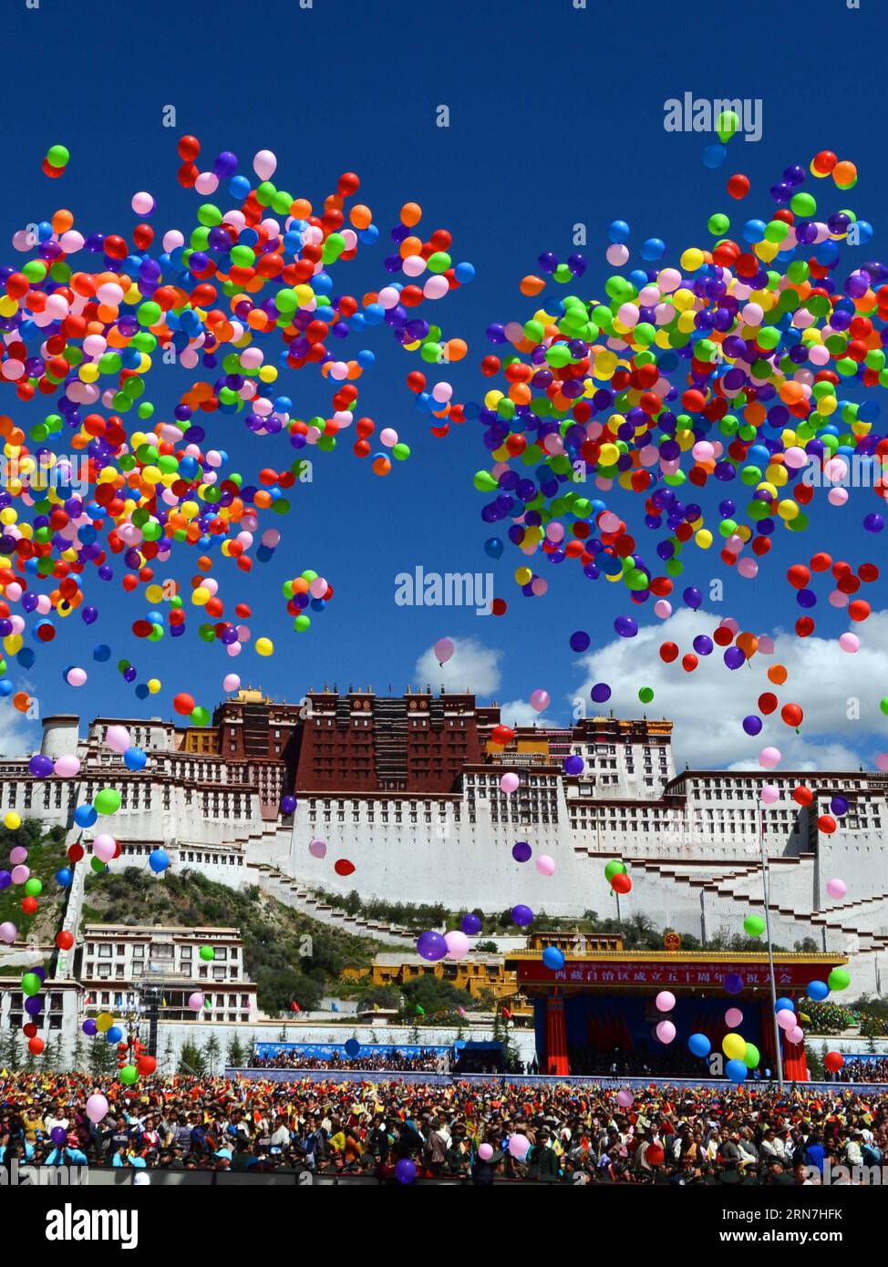 (150908) -- LHASA, 8. September 2015 -- bunte Ballons fliegen in den Himmel bei einer großen Zeremonie anlässlich des 50. Jahrestages der Gründung der Autonomen Region Tibet auf dem Platz des Potala-Palastes in Lhasa, der Hauptstadt der autonomen Region Tibet im Südwesten Chinas, 8. September 2015. ) (lfj) CHINA-LHASA-50th ANNIVERSARY OF TIBET S AUTONOMOUS-CELEBRATIONS (CN) Chogo PUBLICATIONxNOTxINxCHN 8. September 2015 Bunte Ballons fliegen in den Himmel BEI einer großen Zeremonie anlässlich des 50. Jahrestages der Gründung der Autonomen Region Tibet AUF dem Platz des Potala-Palastes in der Hauptstadt von Lhasa im Südwesten Stockfoto