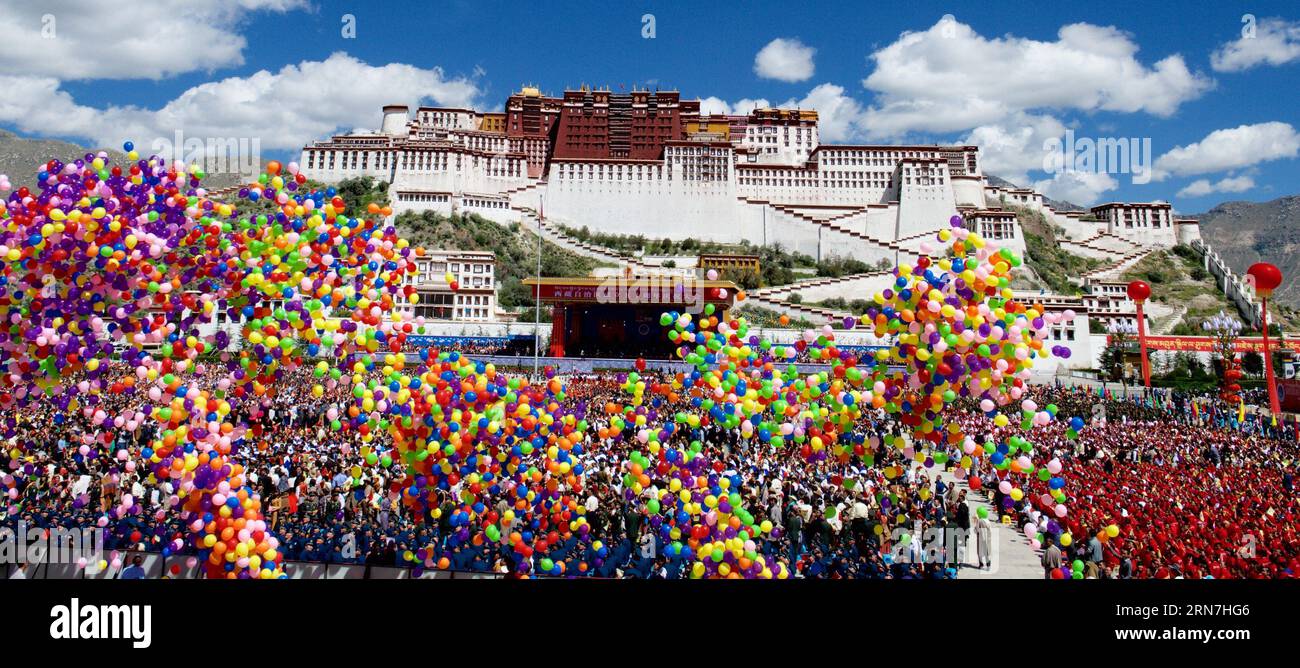 (150908) -- LHASA, 8. September 2015 -- bunte Ballons fliegen in den Himmel bei einer großen Zeremonie anlässlich des 50. Jahrestages der Gründung der Autonomen Region Tibet auf dem Platz des Potala-Palastes in Lhasa, der Hauptstadt der autonomen Region Tibet im Südwesten Chinas, 8. September 2015. ) (lfj) CHINA-LHASA-50th ANNIVERSARY OF TIBET S AUTONOMY-CELEBRATIONS (CN) PurbuxZhaxi PUBLICATIONxNOTxINxCHN Lhasa Sept 8 2015 Bunte Ballons fliegen in den Himmel BEI einer großen Zeremonie anlässlich des 50. Jahrestages der Gründung der Autonomen Region Tibet AUF dem Platz des Potala-Palastes in der Hauptstadt von Lhasa, Sou Stockfoto