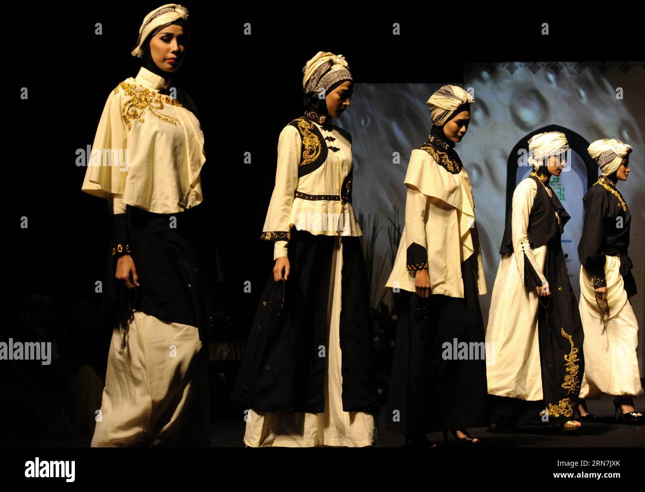 (150910) -- JAKARTA, 10. September 2015 -- Models präsentieren Kreationen eines indonesischen Designers während der International Indonesia Islamic Fashion and Product (IIIFP) 2015 in Jakarta, Indonesien, 10. September 2015. ) INDONESIEN-JAKARTA-INTERNATIONAL INDONESIEN ISLAMISCHE MODE UND PRODUKT 2015 AGUNGXKUNCAHYAXB. PUBLICATIONxNOTxINxCHN Jakarta 10. September 2015 Modelle präsentieren Kreationen von indonesischen Designern während der International Indonesia Islamic Fashion and Product 2015 in Jakarta Indonesien 10. September 2015 Indonesien Jakarta International Indonesia Islamic Fashion and Product 2015 AgungxKuncahyaxB PUBLICA Stockfoto