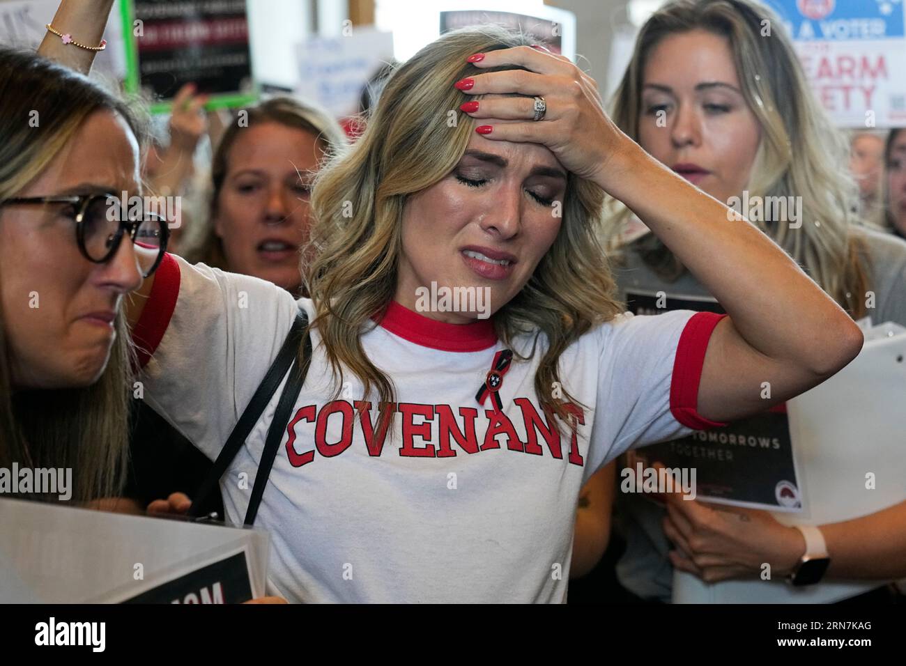 Covenant School parent Mary Joyce, whose daughter was friends with shooting victim Hallie Scruggs, 9, is overcome with emotion as she speaks outside the House chamber a special session of the state legislature on public safety adjourned Tuesday, Aug. 29, 2023, in Nashville, Tenn. (AP Photo/George Walker IV) Stockfoto