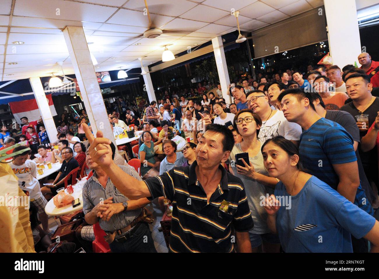 Unterstützer der Arbeiterpartei der Opposition (WP) in Singapur reagieren, während sie auf die Wahlergebnisse in einem Café in Singapurs Hougang-Wohnsiedlung am 11. September 2015 warten. Die regierende People s Action Party (PAP) Singapurs wird die Regierung bilden und 83 der 89 Parlamentssitze gewinnen, so die jüngsten Ergebnisse der Umfragen der Wahlabteilung (ELD). ) SINGAPUR-GENERAL ELECTION-RESULT-PAP ThenxChihxWey PUBLICATIONxNOTxINxCHN Unterstützer der Singapore S Oppositionsarbeiterpartei wp reagieren, während sie auf die WAHLERGEBNISSE in einem Coffee Shop in Singapur S Hougang warten Stockfoto