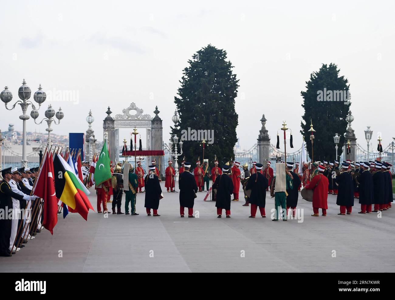 Die Osmanische Armee spielt bei der Begrüßungszeremonie vor der NATO-Militärkomitee-Konferenz 2015 im Dolmabahce-Palast von Istanbul, Türkei, am 11. September 2015. NATO-Oberbefehlshaber treffen sich am Freitag in Istanbul, um sicherheitspolitische Herausforderungen in der Ukraine und Syrien zu diskutieren, da die Spannungen zwischen den Rivalen über die Krise zunehmen. ) TÜRKEI-ISTANBUL-MILITÄR-NATO HexCanling PUBLICATIONxNOTxINxCHN die OSMANISCHE Armee Tie tritt BEI der Begrüßungszeremonie vor der NATO-Konferenz des Militärkomitees 2015 im Dolmabahce-Palast von Istanbul Türkei AM 11. September 2015 in Istanbul auf Stockfoto