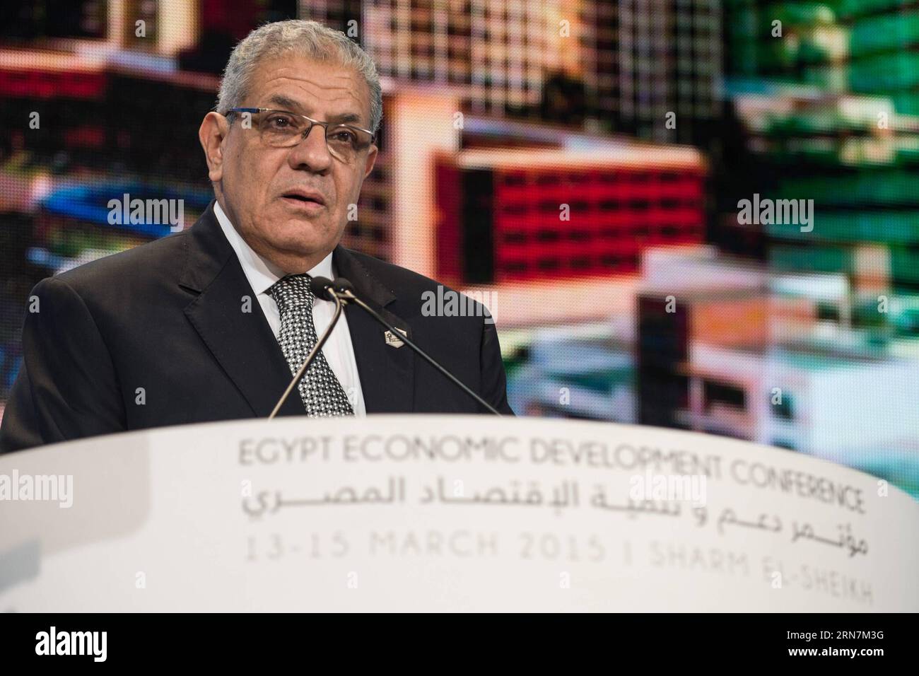 (150912) -- KAIRO, 12. September 2015 -- Aktenfoto vom 14. März 2015 zeigt den yptischen Premierminister Ibrahim Mahlab vor der ägyptischen Wirtschaftsentwicklungskonferenz in Scharm el-Scheich. Der ägyptische Präsident Abdel-Fattah al-Sisi hat Spet angenommen. 12, 2015 der Kabinettretschluss unter der Leitung von Premierminister Ibrahim Mahlab, laut einer Erklärung des Präsidentenbüros. ÄGYPTEN-POLITIK-KABINETT-RESIGNATION-DATEI PanxChaoyue PUBLICATIONxNOTxINxCHN Kairo September 12 2015 Datei Foto aufgenommen AM 14. März 2015 zeigt Premierminister Ibrahim Mahlab vor der ägyptischen Wirtschaftsentwicklungskonferenz in S Stockfoto