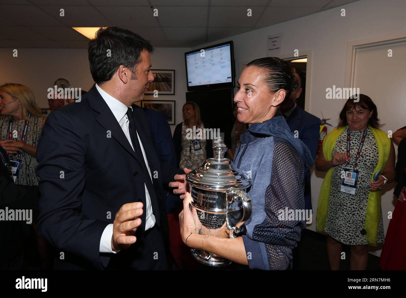 (150912) -- NEW YORK, 12. September 2015 -- der italienische Premierminister Matteo Renzi(L) spricht mit Flavia Pennetta, nachdem sie das Finale der Frauen bei den US Open 2015 in New York, den Vereinigten Staaten, am 12. September 2015 gewonnen hat. Flavia Pennetta beanspruchte den Titel der Veranstaltung, nachdem sie ihre Landsfrau Roberta Vinci mit 2:0 geschlagen hatte. (SP)US-NEW YORK-TENNIS-US OPEN-WOMEN S SINGLES-FINAL LuxYi PUBLICATIONxNOTxINxCHN New YORK 12. September 2015 der italienische Premierminister Matteo Renzi l spricht mit Flavia Pennetta, nachdem sie das Women S Singles Final Match BEI den U.S. Open 2015 in New York den Vereinigten Staaten 12. September 2015 FL gewonnen hat Stockfoto