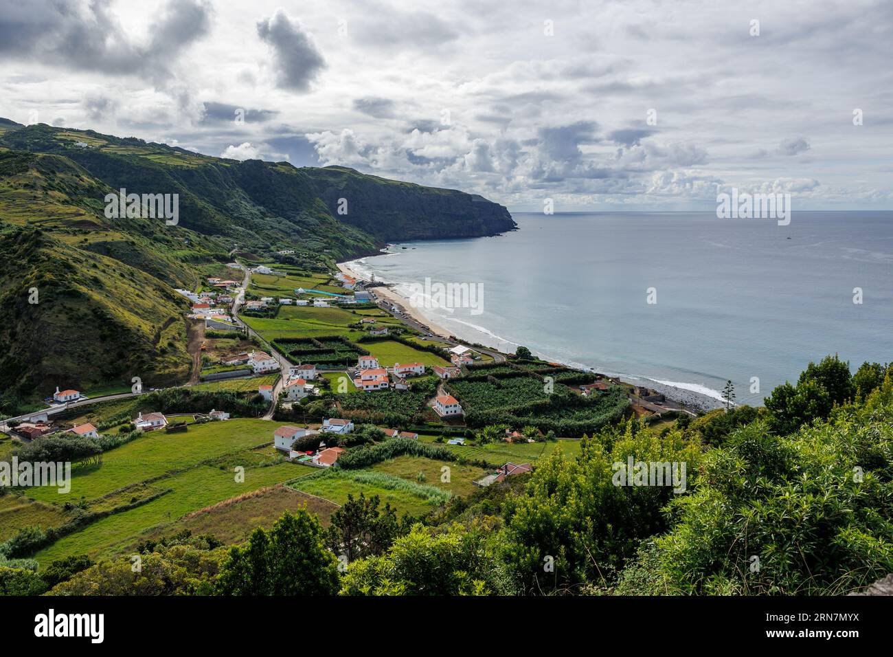 Aussichtspunkt auf Santa Maria Insel, Meer und Berge, Reise Azoren Inseln, Portugal. Stockfoto