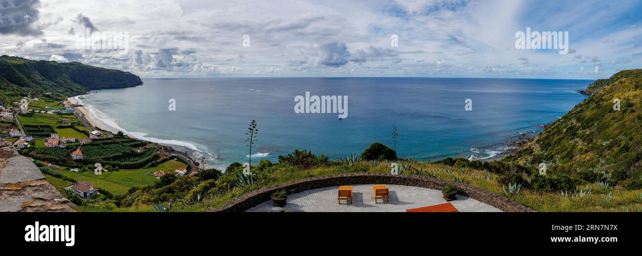 Aussichtspunkt auf Santa Maria Insel, Meer und Berge, Reise Azoren Inseln, Portugal. Stockfoto