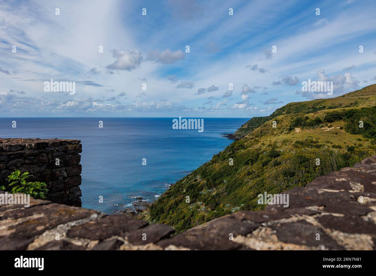 Aussichtspunkt auf Santa Maria Insel, Meer und Berge, Reise Azoren Inseln, Portugal. Stockfoto