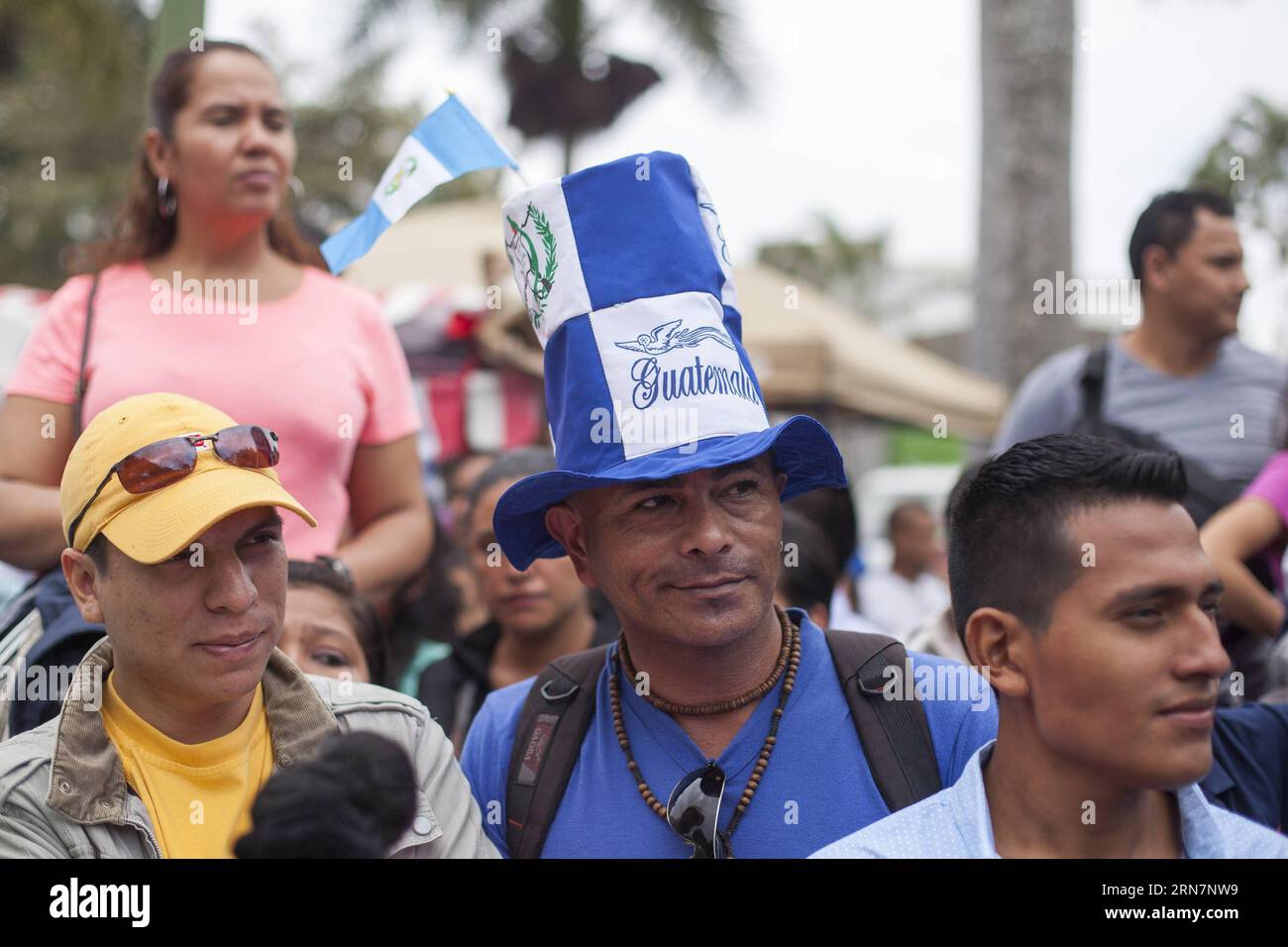 (150915) -- GUATEMALA CITY, 15. September 2015 -- Bewohner nehmen am 15. September 2015 an der Parade zum Gedenken an den 194. Jahrestag der Unabhängigkeit Guatemalas in Guatemala City, der Hauptstadt Guatemalas, Teil. Luis Echeverria) (jg) (rtg) GUATEMALA-GUATEMALA CITY-UNABHÄNGIGKEITSPARADE e LuisxEcheverria PUBLICATIONxNOTxINxCHN Guatemala City September 15 2015 Einwohner nehmen an der Parade zum Gedenken an Ting the Guatemala S 194th Anniversary of Independence in Guatemala City Capital of Guatemala AM September 15 2015 Luis Echeverria JG RTG Guatemala City Independence Day Parade e LuisxEcheverria VERÖFFENTLICHUNG Stockfoto