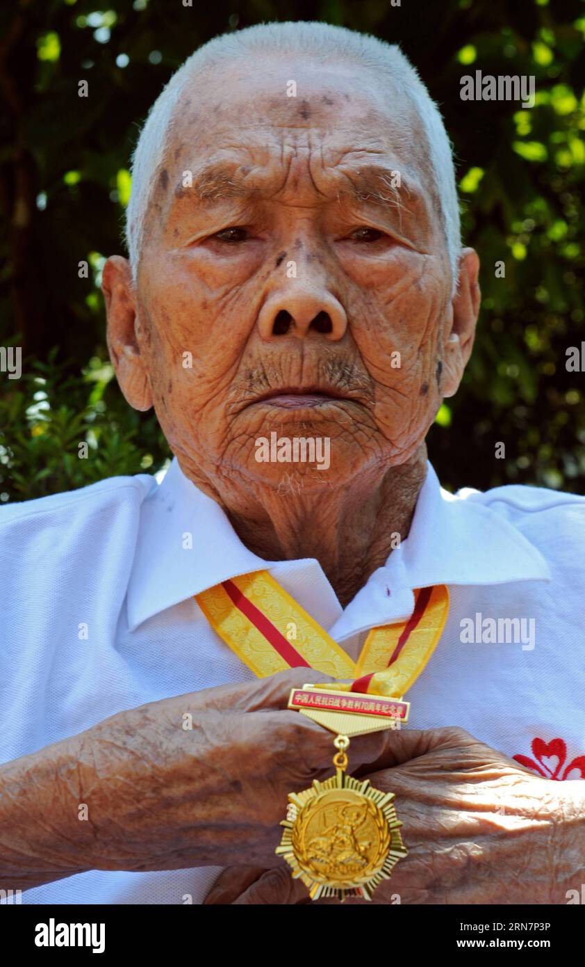 (150916) -- TIANTAI (ZHEJIANG), 16. September 2015 -- das Foto vom 11. September 2015 zeigt Jin Honglin, einen 98-jährigen Empfänger der Gedenkmedaille zum 70. Jahrestag des Sieges des chinesischen Volkskrieges gegen die japanische Aggression und Veteran des Freiwilligenkorps des Tiantai County in der ostchinesischen Provinz Zhejiang. Jin schloss sich dem Korps an und kämpfte gegen japanische Invasionstruppen in Zhejiang. Nach dem Krieg zog er sich als Privatmann zurück und kehrte als Landwirt nach Hause zurück. Im Sommer 1939 griffen japanische Invasionstruppen Küstengebiete von Zhejiang an. Im Kontext von Stockfoto