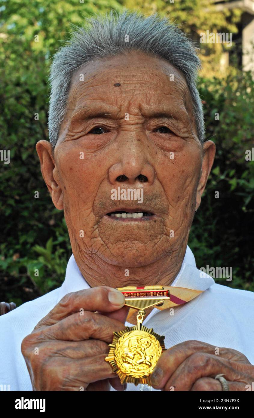 (150916) -- TIANTAI (ZHEJIANG), 16. September 2015 -- das Foto vom 11. September 2015 zeigt Zhang Zhinuan, einen 95-jährigen Empfänger der Gedenkmedaille zum 70. Jahrestag des Sieges des chinesischen Volkskrieges gegen die japanische Aggression und Veteran des Freiwilligenkorps des Tiantai County in der ostchinesischen Provinz Zhejiang. Yao schloss sich dem Korps an und kämpfte gegen die japanischen Angreifer in Zhejiang. Nach dem Krieg zog er sich als Privatmann zurück und kehrte als Landwirt nach Hause zurück. Im Sommer 1939 griffen japanische Invasionstruppen Küstengebiete von Zhejiang an. Im Kontext der s Stockfoto