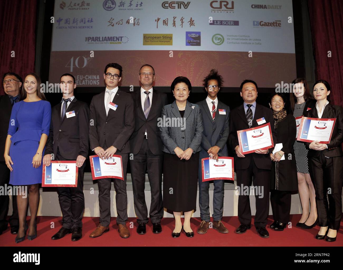 Der chinesische Vizepremierminister Liu Yandong (C) und der EU-Kommissar für Bildung, Kultur, Jugend und Sport Tibor Navracsics (5. L) nehmen an der Preisverleihung des China Unlimited Competition am 15. September 2015 in Brüssel, Belgien, Teil. ) (azp) EU-CHINA-LIU YANDONG-PREISVERLEIHUNG zhouxlei PUBLICATIONxNOTxINxCHN der chinesische Vizepremierminister Liu Yandong C und der EU-Kommissar für Bildung Kultur Jugend und Sport Tibor Navracsics 5. L nehmen an der Preisverleihung des China Unlimited Competition in Brüssel Teil 15. September 2015 EGP EU China Liu Yandong Preisverleihung ZhouNICNOICNCHATXLIONCHIXei PhouTIONCHIxLei Stockfoto