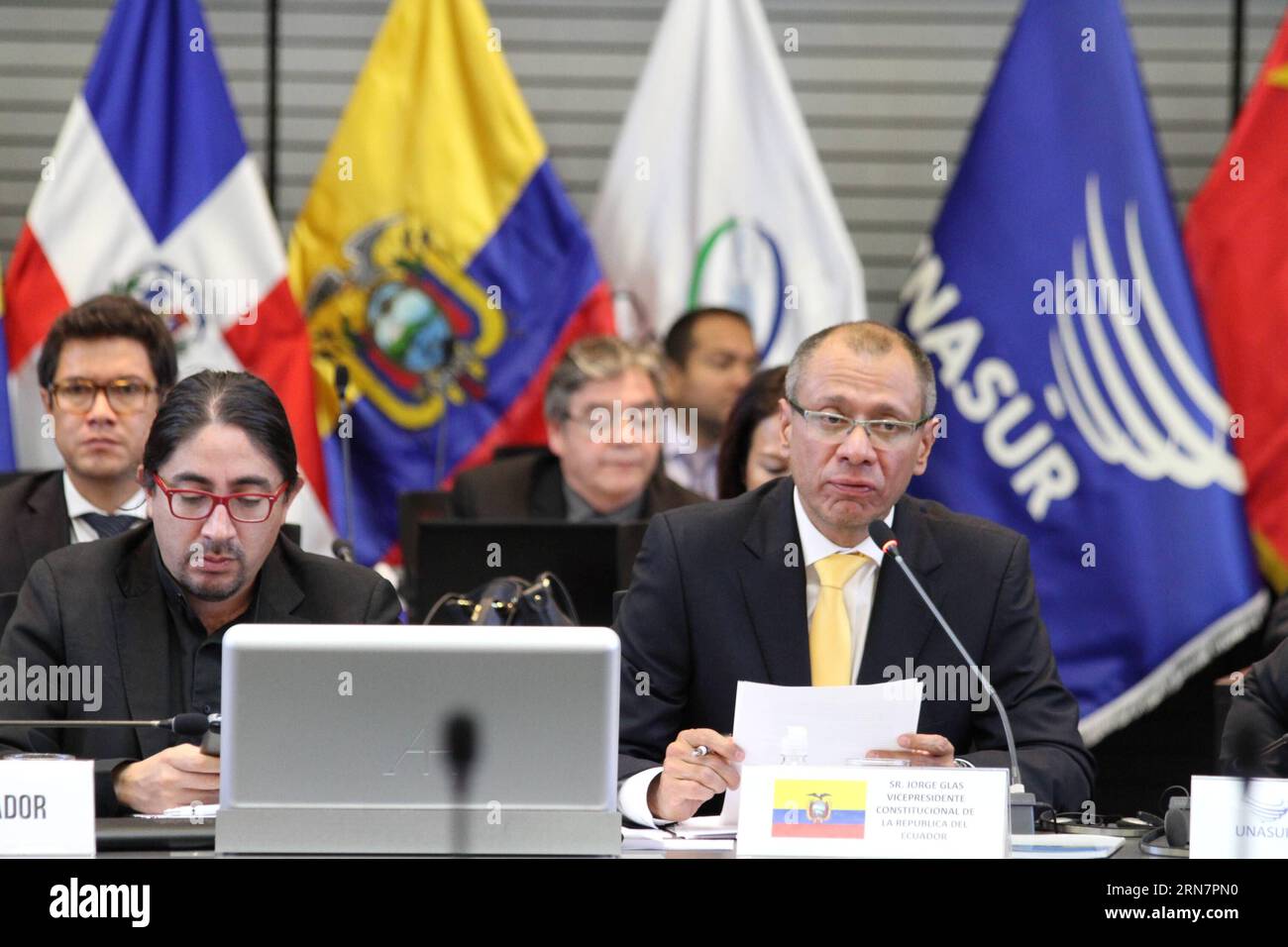 (150917) -- QUITO, 16. September 2015 -- Ecuadors Vizepräsident Jorge Glas (R) spricht vor dem Forum zwischen der Gemeinschaft der lateinamerikanischen und karibischen Staaten (CELAC) und China über Wissenschaft, Ökologie und Innovation, am Ort der Union südamerikanischer Nationen (UNASUR) in Mitad del Mundo, 15 Kilometer von Quito, der Hauptstadt Ecuadors, 16. September 2015. ) (azp) ECUADOR-CHINA-CELAC FORUM HaoxYunfu PUBLICATIONxNOTxINxCHN Quito 16. September 2015 Ecuador S Vizepräsident Jorge Glass r spricht über das Forum zwischen der Gemeinschaft der lateinamerikanischen und karibischen Staaten CELAC und China AUF Scie Stockfoto