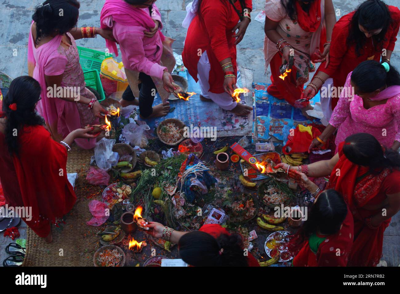 (150918) -- KATHMANDU, 18. September 2015 -- nepalesische Hindu-Frauen verehren die Saptarishi während des Rishi Panchami-Festivals am Ufer des Bagmati-Flusses in Kathmandu, Nepal, 18. September 2015. Rishi Panchami markiert das Ende des dreitägigen Teej-Festivals, bei dem verheiratete Frauen fasten und für die Gesundheit ihrer Ehemänner zu Shiva, dem hinduistischen Gott der Zerstörung, beten, während unverheiratete Frauen sich schöne Ehemänner und glückliches eheliches Leben wünschen. ) NEPAL-KATHMANDU-RISHI PANCHAMI FESTIVAL SunilxSharma PUBLICATIONxNOTxINxCHN KATHMANDU 18. September 2015 Nepalesische Hindu Frauen verehren die während des Rishi Panchami Festivals Stockfoto