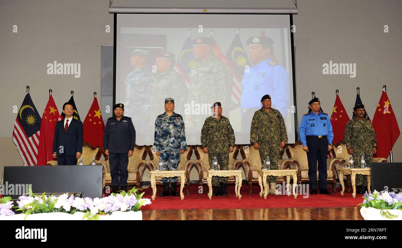 (150918) -- SELANGOR, 18. September 2015 -- Yi Xiaoguang (3. L), stellvertretender Generalstabschef der chinesischen Volksbefreiungsarmee und Chef der malaysischen Streitkräfte Zulkifeli Mohd. Zin (4. L) nimmt an der Eröffnungszeremonie der gemeinsamen Militärübung in Selangor, Malaysia, am 18. September 2015 Teil. Chinesische und malaysische Streitkräfte haben hier am Freitag ihre erste gemeinsame militärische Übung gestartet, um die strategische Partnerschaft zwischen den beiden Ländern zu vertiefen. ) MALAYSIA-SELANGOR-CHINA-MILITÄRÜBUNG JiangxShan PUBLICATIONxNOTxINxCHN Selangor 18. September 2015 Yi Xiaoguang 3. L Depu Stockfoto