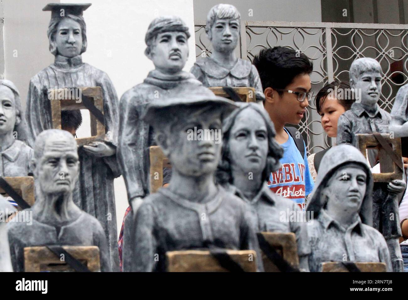 (150920) -- QUEZON CITY, 20. September 2015 -- Studenten schauen sich Werke der Installationskunst an, die an der University of the Philippines in Quezon City, den Philippinen, 20. September 2015 ausgestellt sind. Die Installationskunst wird anlässlich des Jahrestages der Erklärung des Kriegsrechts hergestellt und erinnert an die Opfer von Verschwindenlassen oder Desaparecidos . ) Autorisiert von ytfs PHILIPPINES-QUEZON CITY-DESAPARECIDOS INSTALLATION ART RouellexUmali PUBLICATIONxNOTxINxCHN Quezon City Sept 20 2015 Studenten Schauen Sie SICH die Werke der Installation Art AN, die AN der Universität der Philippinen in Quezon City ausgestellt sind Stockfoto
