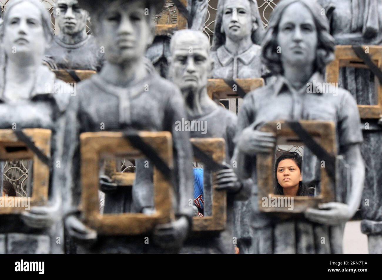 (150920) -- QUEZON CITY, 20. September 2015 -- Ein Student wird durch ein Werk der Installationskunst gesehen, das an der University of the Philippines in Quezon City, den Philippinen, 20. September 2015 ausgestellt wurde. Die Installationskunst wird anlässlich des Jahrestages der Erklärung des Kriegsrechts hergestellt und erinnert an die Opfer von Verschwindenlassen oder Desaparecidos . ) PHILIPPINES-QUEZON CITY-DESAPARECIDOS INSTALLATIONSKUNST RouellexUmali PUBLICATIONxNOTxINxCHN Quezon City 20. September 2015 ein Student IST Seen durch ein Werk der Installationskunst, das AN der Universität der Philippinen in Quezon City Th. Ausgestellt wird Stockfoto