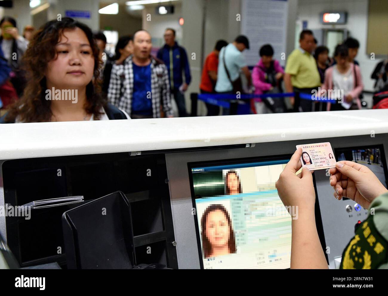 150921 -- FUZHOU, 21. September 2015 -- Ein Polizist überprüft das erneuerte Taibaozheng einer Frau, ein passähnliches Dokument, das die Einreiseerlaubnis für Taibao oder taiwanesische Landsleute im Changle Airport von Fuzhou, der Hauptstadt der südöstlichen chinesischen Provinz Fujian, am 21. September 2015 trägt. Die elektronische Version von Taibaozheng, die in Form einer Karte statt der früheren Papierform vorliegt, wird am Montag auf dem chinesischen Festland aktiviert. Die elektronische Taibaozheng-Karte, die auch als Identitätsnachweis während des Aufenthalts von Taiwanern auf dem Festland dient, wird Taiwanern mehr Komfort bieten Stockfoto