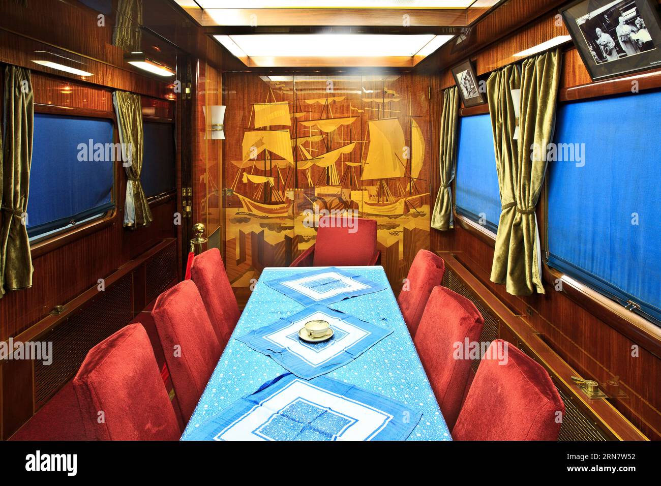 Der Konferenzraum von Marschall Josip Broz Tito (1892–1980), Präsident des ehemaligen Jugoslawien an Titos blauem Zug in Belgrad, Serbien Stockfoto
