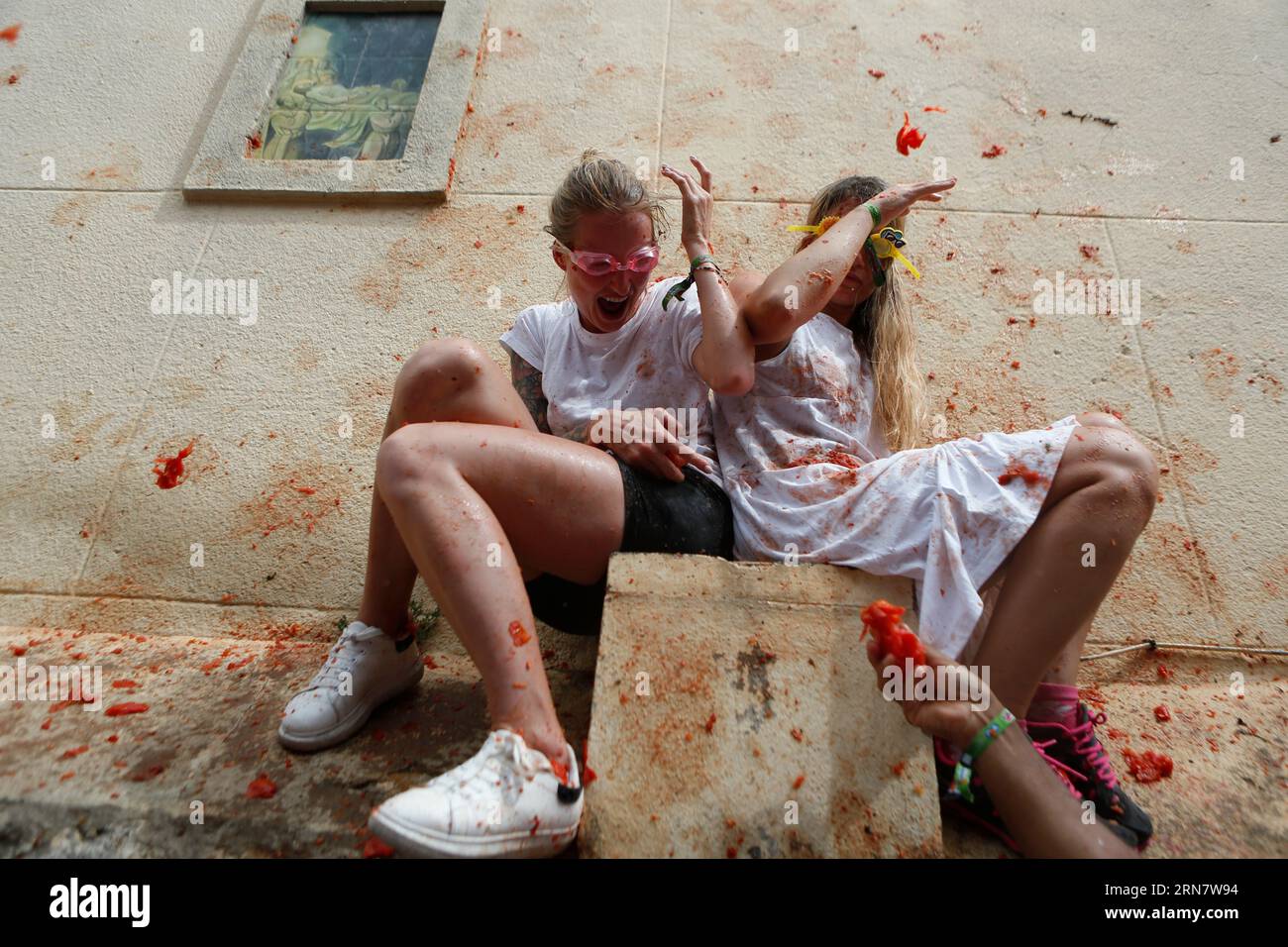 Tausende von Menschen in Schwimmbrillen, Badeanzügen, Shorts, Flip-Flops und Regenmänteln werden am Mittwoch, den 30. August 2023, gesehen, während sie an der traditionellen „Tomatina“ in Buñol (Provinz Valencia) in Spanien teilnehmen. Nur 30 km von Valencia entfernt liegt Buñol, dessen Ruhm auf einen neugierigen Brauch seiner Bewohner zurückzuführen ist: „La Tomatina“, die größte Tomatenschlacht der Welt, die am letzten Mittwoch jeden August gefeiert wird. Der Feiertag, der von einem Lebensmittelkampf zwischen Jungen im Jahr 1945 inspiriert wurde, in der Stadt, die in einer Tomatenregion liegt, feiert ihr 76-jähriges Bestehen. Stockfoto