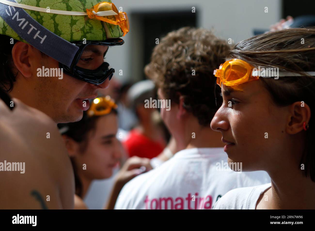 Tausende von Menschen in Schwimmbrillen, Badeanzügen, Shorts, Flip-Flops und Regenmänteln werden am Mittwoch, den 30. August 2023, gesehen, während sie an der traditionellen „Tomatina“ in Buñol (Provinz Valencia) in Spanien teilnehmen. Nur 30 km von Valencia entfernt liegt Buñol, dessen Ruhm auf einen neugierigen Brauch seiner Bewohner zurückzuführen ist: „La Tomatina“, die größte Tomatenschlacht der Welt, die am letzten Mittwoch jeden August gefeiert wird. Der Feiertag, der von einem Lebensmittelkampf zwischen Jungen im Jahr 1945 inspiriert wurde, in der Stadt, die in einer Tomatenregion liegt, feiert ihr 76-jähriges Bestehen. Stockfoto