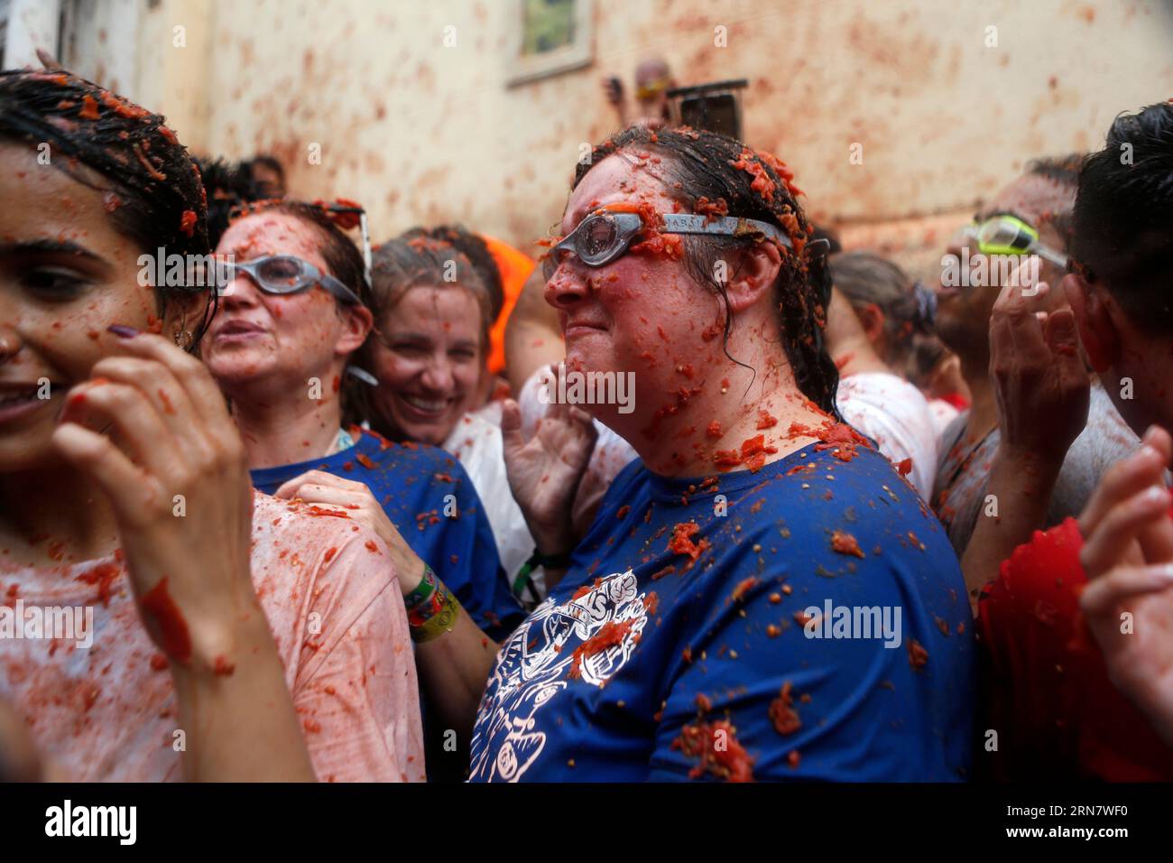 Tausende von Menschen in Schwimmbrillen, Badeanzügen, Shorts, Flip-Flops und Regenmänteln werden am Mittwoch, den 30. August 2023, gesehen, während sie an der traditionellen „Tomatina“ in Buñol (Provinz Valencia) in Spanien teilnehmen. Nur 30 km von Valencia entfernt liegt Buñol, dessen Ruhm auf einen neugierigen Brauch seiner Bewohner zurückzuführen ist: „La Tomatina“, die größte Tomatenschlacht der Welt, die am letzten Mittwoch jeden August gefeiert wird. Der Feiertag, der von einem Lebensmittelkampf zwischen Jungen im Jahr 1945 inspiriert wurde, in der Stadt, die in einer Tomatenregion liegt, feiert ihr 76-jähriges Bestehen. Stockfoto