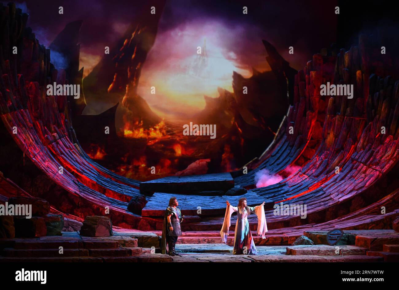 Schauspieler des China National Opera House treten in der Oper Twilight of the Gods auf, der letzten in Richard Wagners Zyklus von vier Opern mit dem Titel The Ring of the Nibelung , im National Center for the Performing Art in Beijing, Hauptstadt Chinas, 22. September 2015. ) (wf) CHINA-BEIJING-OPERA-TWILIGHT OF THE GODS (CN) JinxLiangkuai PUBLICATIONxNOTxINxCHN Schauspieler des China National Opera House treten in der Opera Twilight of the Gods The Load in Richard Wagner S Zyklus von vier Opern mit dem Titel der Ring des Nibelung IM National Center for the Performing Art in Beijing Capital of China 22. September 2015 Stockfoto