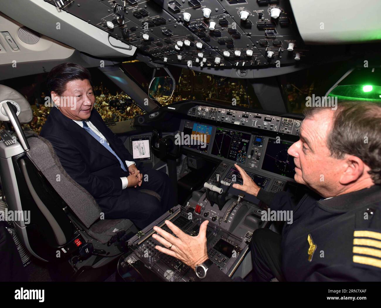 (150923) -- SEATTLE, 23. September 2015 -- der chinesische Präsident Xi Jinping (L) unterhält sich mit einem Boeing-Mitarbeiter an Bord eines 787-Flugzeugs, das in Kürze bei seinem Besuch der kommerziellen Flugzeugfabrik der Boeing Company in Everett im US-Bundesstaat Washington am 23. September 2015 an die chinesische Xiamen Airlines geliefert wird. (wf) U.S.-SEATTLE-CHINA-XI JINPING-BOEING-VISIT LixTao PUBLICATIONxNOTxINxCHN Seattle 23. September 2015 chinesischer Präsident Xi Jinping l Chats mit einem Boeing-Mitarbeiter an Bord eines 787-Flugzeugs, das in Kürze während seines Besuchs bei der Boeing Company S Commercia an China S Xiamen Airlines geliefert wird Stockfoto