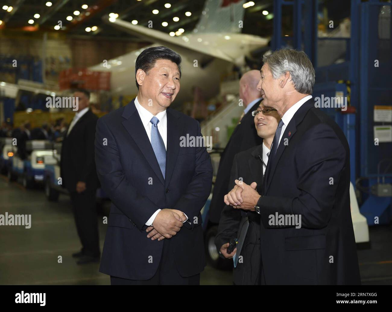 (150923) -- SEATTLE, 23. September 2015 -- der chinesische Präsident Xi Jinping (L) spricht mit Ray Conner (R), Präsident und CEO von Boeing Commercial Airplanes, während seines Besuchs in der Fabrik des Flugzeugherstellers in Everett im US-Bundesstaat Washington, 23. September 2015. ) (wf) U.S.-SEATTLE-CHINA-XI JINPING-BOEING-VISIT LixXueren PUBLICATIONxNOTxINxCHN Seattle 23. September 2015 der chinesische Präsident Xi Jinping l spricht mit Ray Conner r President und CEO von Boeing Commercial Airplanes während seines Besuchs in der Plane Maker S Factory in Everett des Bundesstaates Washington am 23. September 2015 WF US Seattle China Stockfoto