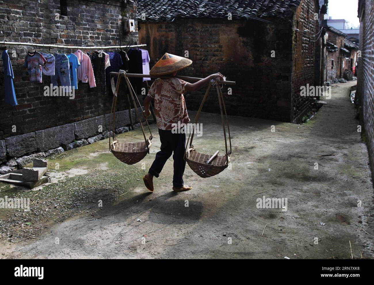 (150924) -- YONGZHOU, 24. September 2015 -- Ein Dorfbewohner spaziert im Loutian Village der Stadt Yongzhou, Provinz Hunan in Zentralchina, 24. September 2015. Loutian Village, mit seiner Geschichte, die auf Hunderte von Jahren zurückgeht, ist der Geburtsort von Zhou Dunyi, einem herausragenden Literaten und Philosophen in der Song-Dynastie (960-1276). )(wjq) CHINA-HUNAN-YONGZHOU-ANTIKE DORF (CN) HexHongfu PUBLICATIONxNOTxINxCHN Yong Zhou 24. September 2015 ein Dorf Spaziergänge in Loutian Dorf der Stadt Yong Zhou Zhou Zentral China S Hunan Provinz 24. September 2015 das Dorf Loutian mit seiner Geschichte, die auf Hunderte von Jahren zurückgeht, IST der Birt Stockfoto