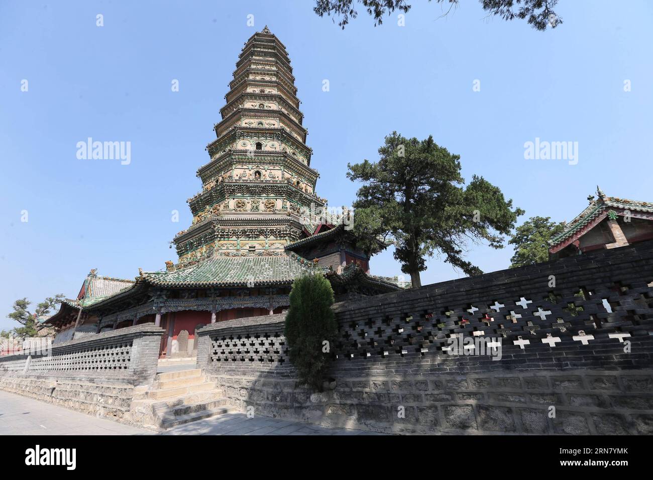 Das Foto vom 25. September 2015 zeigt den Feihong-Turm (Flying Rainbow) im Guangsheng-Tempel im Hongtong County in der nordchinesischen Provinz Shanxi. Der Guangsheng-Tempel wurde erstmals im ersten Jahr (147 n. Chr.) der Jianhe-Herrschaft der östlichen Han-Dynastie (20-220 n. Chr.) errichtet. Der Tempel erlitt mehrere Schäden bei Erdbeben und erlebte in den letzten Jahren mehrere Reparaturen. Der Flying Rainbow Tower, eine der charakteristischen Architektur des Tempels, hat 13 Stockwerke mit einer Höhe von 47,31 Metern und seine Ebene ist achteckig. Der ganze Turm war mit einer fünffarbigen Glasur aus Gelb, Grün, Stockfoto