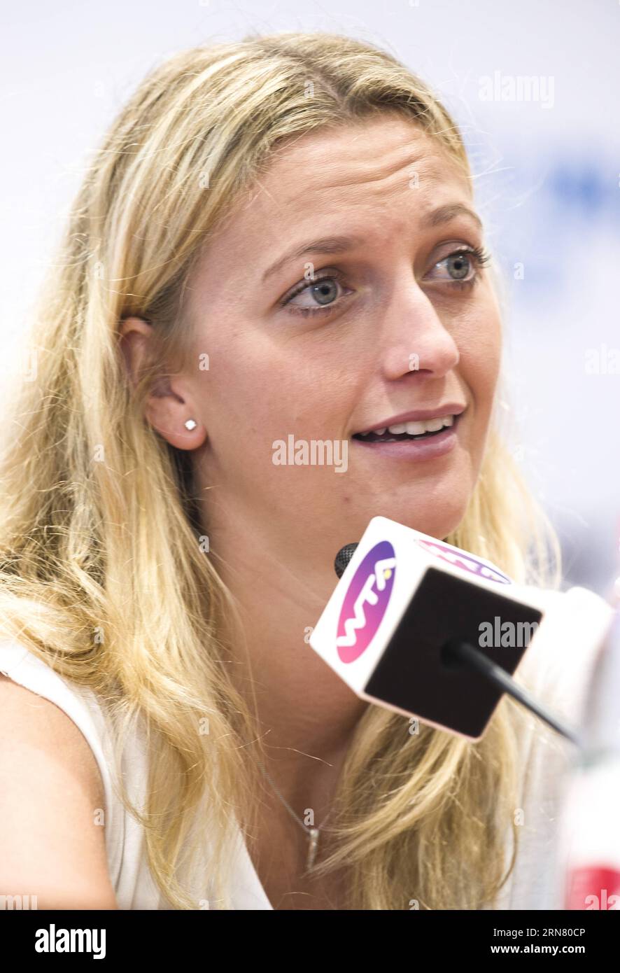 (150928) -- WUHAN, 28. September 2015 -- Petra Kvitova aus Tschechien nimmt am 28. September 2015 an einer Pressekonferenz im Vorfeld des WTA Wuhan Open Tennis Turniers 2015 am Center Court des Optics Valley International Tennis Center in Wuhan, der Hauptstadt der zentralchinesischen Provinz Hubei, Teil.) (SP)CHINA-WUHAN-TENNIS-WTA-WUHAN OPEN-KVITOVA-PRESS CONFERENCE (CN) XiaoxYijiu PUBLICATIONxNOTxINxCHN Wuhan Sept 28 2015 Petra Kvitova aus der Tschechischen Republik nimmt an einer Pressekonferenz vor dem WTA Wuhan Open Tennis Turnier 2015 AM Center Court of Optics Valley International Tennis Cent Teil Stockfoto