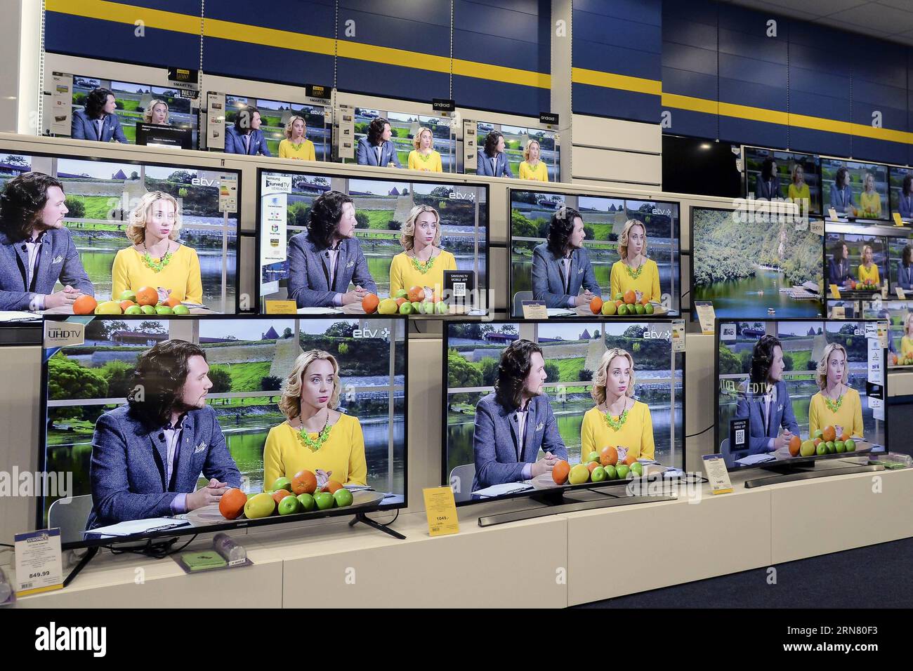 (150928)-- NARVA, 28. September 2015--- Ein Programm von ETV+ wird am Morgen des 28. September 2015 in einem elektronischen Supermarkt in Narva, der drittgrößten Stadt Estlands mit mehr als 90 Prozent russischsprachiger Bevölkerung, auf Bildschirmen gesehen. Der staatliche Estnische öffentlich-rechtliche Sender (ERR) startete am 28. September 2015 um 6:55 UHR (EST) seinen ersten Vollzeit-Fernsehsender in russischer Sprache – ETV+ – im modernen Estland und auch im Baltikum. ERR kündigte an, dass dieser neue Kanal kein Werkzeug für staatliche Propaganda oder eine Waffe gegen russische staatliche Propaganda sei. Der neue Kanal ist ein Werkzeug zum Invollieren Stockfoto