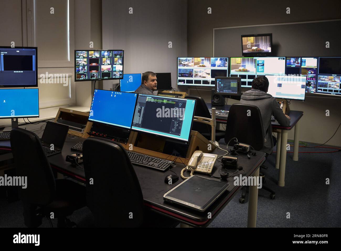 (150928)-- NARVA, 28. September 2015--- das Hauptübertragungszentrum des neuen ETV+, eines neuen Senders in russischer Sprache des estnischen öffentlich-rechtlichen Rundfunks, wird am Morgen des 28. September 2015 in Narva, der drittgrößten Stadt Estlands mit mehr als 90 Prozent russischsprachiger Bevölkerung, gesehen. Der staatliche Estnische öffentlich-rechtliche Sender (ERR) startete am 28. September 2015 um 6:55 UHR (EST) seinen ersten Vollzeit-Fernsehsender in russischer Sprache – ETV+ – im modernen Estland und auch im Baltikum. ERR kündigte an, dass dieser neue Kanal kein Instrument für staatliche Propaganda oder eine Waffe gegen Russland sei Stockfoto