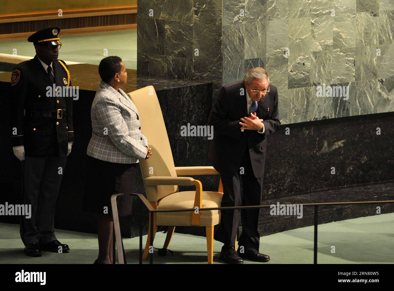 (150928) -- NEW YORK, 28. September 2015 -- Raul Castro, Präsident des kubanischen Staatsrats und des Ministerrates, wartet auf die 70. Tagung der Generalversammlung der Vereinten Nationen am 28. September 2015 im Hauptquartier der Vereinten Nationen in New York, USA. Die Generaldebatte der 70. Tagung der Generalversammlung der Vereinten Nationen begann am Montag im Generalversammlungssaal des UN-Hauptquartiers in New York. ) UN-NEW YORK-GENERALDEBATTE WangxLei PUBLICATIONxNOTxINxCHN New YORK September 28 2015 Raul Castro Präsident des Kuba Staatsrates und der Stockfoto