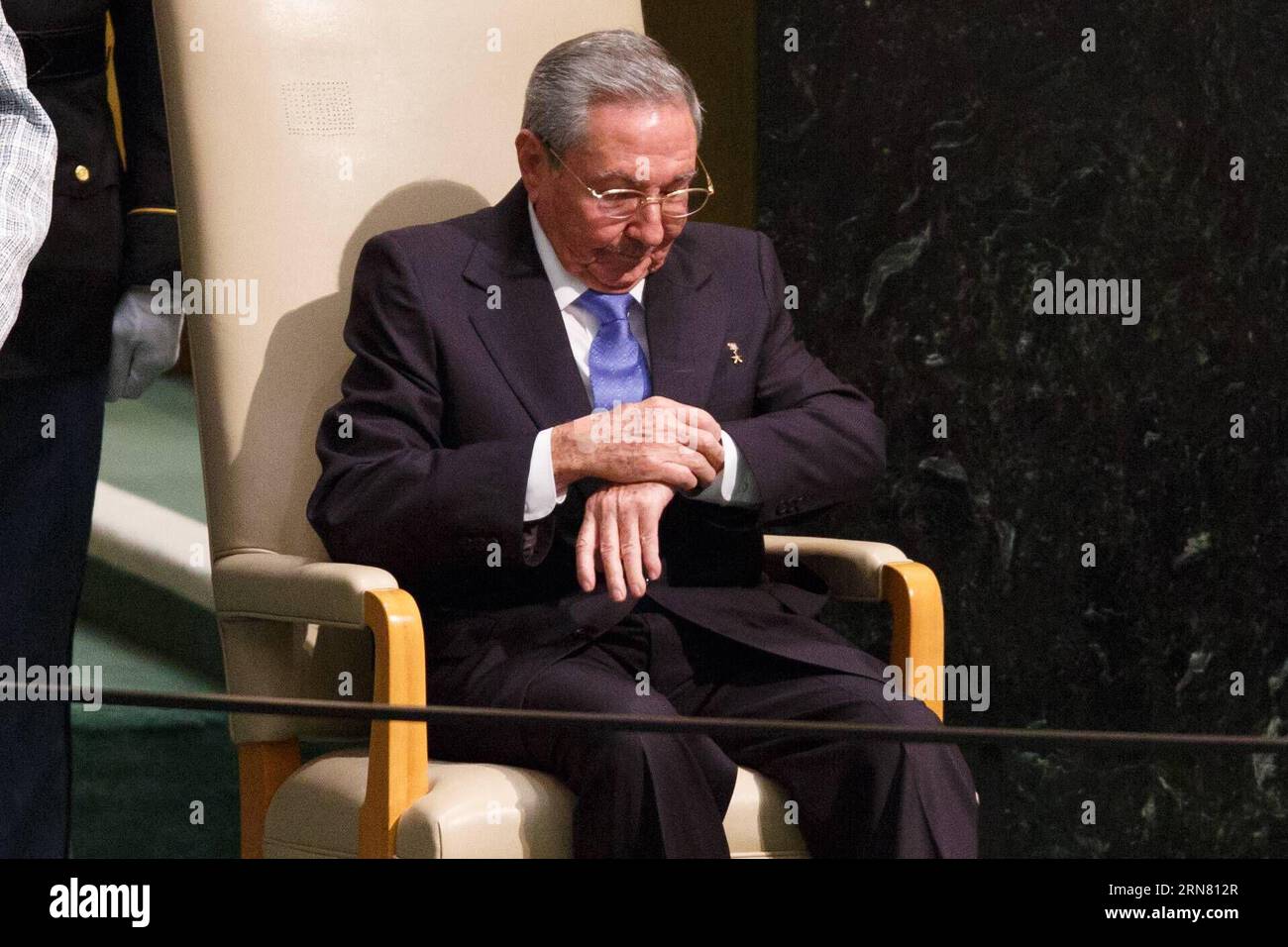 NEW YORK, 28. September 2015 -- Raul Castro, Präsident des Staatsrats und des Ministerrats von Kuba, überprüft seine Uhr, nachdem er auf der 70. Sitzung der Generalversammlung der Vereinten Nationen im UN-Hauptquartier in New York am 28. September 2015 gesprochen hat. Die Generaldebatte der UN-Generalversammlung begann am Montag in New York. ) (KORREKTUR)ALLGEMEINE AUSSPRACHE zwischen den Vereinten Nationen und NEW YORK LixMuzi PUBLICATIONxNOTxINxCHN New York Sept 28 2015 Raul Castro Präsident des Staatsrates und des Ministerrats von Kuba überprüft seine Uhr, nachdem er AUF der 70. Tagung der Generalversammlung der Vereinten Nationen IM Hauptquartier der Vereinten Nationen gesprochen hat Stockfoto