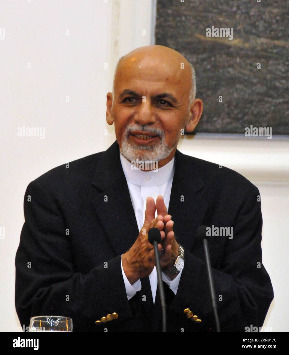 (150929) -- KABUL, 29. September 2015 -- der afghanische Präsident Mohammad Ashraf Ghani spricht während einer Pressekonferenz mit hochrangigen Sicherheitsbeamten in Kabul, Afghanistan, 29. September 2015. Mohammad Ashraf Ghani beschuldigte am Dienstag Taliban-Militanten, Zivilisten als menschlichen Schutz in der nördlichen Provinz Kunduz eingesetzt zu haben. AFGHANISTAN-KABUL-PRESSEKONFERENZ Omid PUBLICATIONxNOTxINxCHN Kabul September 29 2015 der afghanische Präsident Mohammad Ashraf Ghani spricht während einer Pressekonferenz mit hochrangigen Sicherheitsbeamten in Kabul Afghanistan September 29 2015 Mohammad Ashraf Ghani beschuldigte Taliban-Militante des Einsatzes von Zivilisten Stockfoto