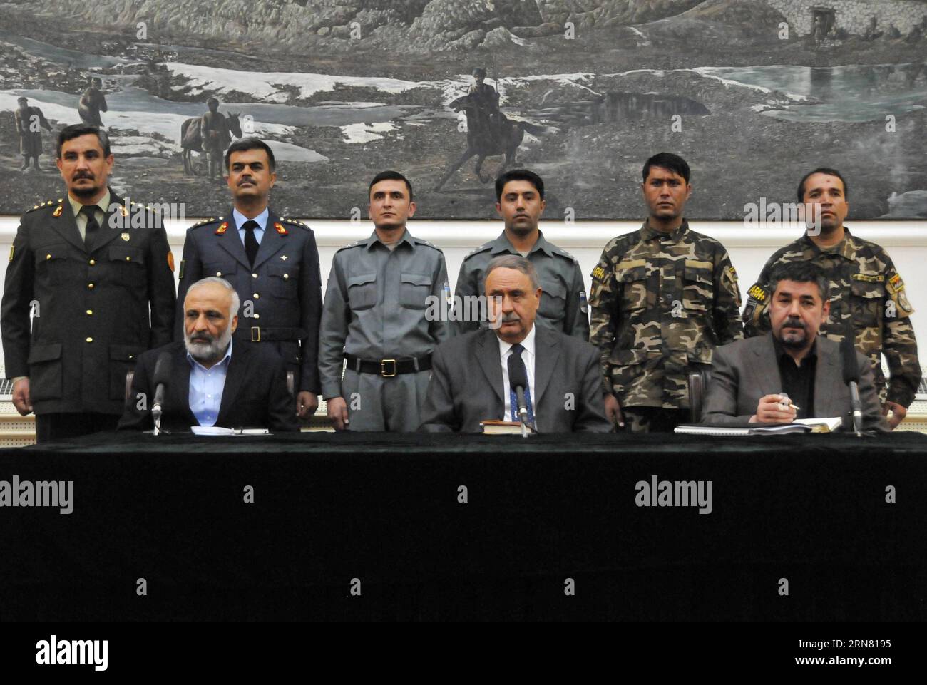 (150929) -- KABUL, 29. September 2015 -- afghanischer amtierender Verteidigungsminister Masoom Stanikzai, Innenminister Noorul Haq Olumi und Chef der afghanischen Nationalen Sicherheitsdirektion (NDS) Rahmatullah Nabil (L-R, Front) nehmen am 29. September 2015 an einer Pressekonferenz mit dem afghanischen Präsidenten Mohammad Ashraf Ghani in Kabul, Afghanistan, Teil. Mohammad Ashraf Ghani beschuldigte am Dienstag Taliban-Militanten, Zivilisten als menschlichen Schutz in der nördlichen Provinz Kunduz eingesetzt zu haben. AFGHANISTAN-KABUL-PRESSEKONFERENZ Omid PUBLICATIONxNOTxINxCHN Kabul September 29 2015 afghanische Verteidigungsminister Masoom Stanikzai Interior Ministe Stockfoto