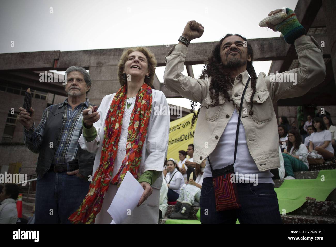 (150929) -- MEXIKO-STADT, 29. September 2015 -- die Schauspieler Hector Bonilla (L), Julieta Egurrola (C) und Ruben Albarran, Sänger der Rockband Cafe Tacvba, nehmen am 29. September 2015 am National Corn Day vor dem Büro des Council of the Federal Judiciary in Mexiko-Stadt, der Hauptstadt Mexikos, Teil. Laut der lokalen Presse wurde der Protest gegen den Einsatz von transgenem Mais abgehalten. Alejandro Ayala) (rtg) (sp) MEXIKO-MEXIKO CITY-SOCIETY-CORN DAY e AlejandroxAyala PUBLICATIONxNOTxINxCHN Mexico City Sept 29 2015 Schauspieler Hector Bonilla l Julieta EGURROLA C und Ruben Singer of Stockfoto