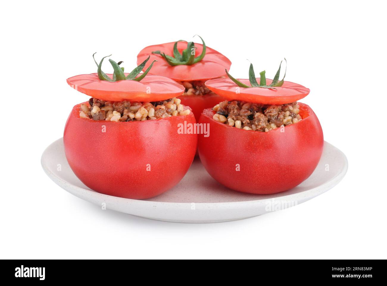 Köstliche gefüllte Tomaten mit Hackfleisch, Bulgur und Pilzen auf weißem Hintergrund Stockfoto