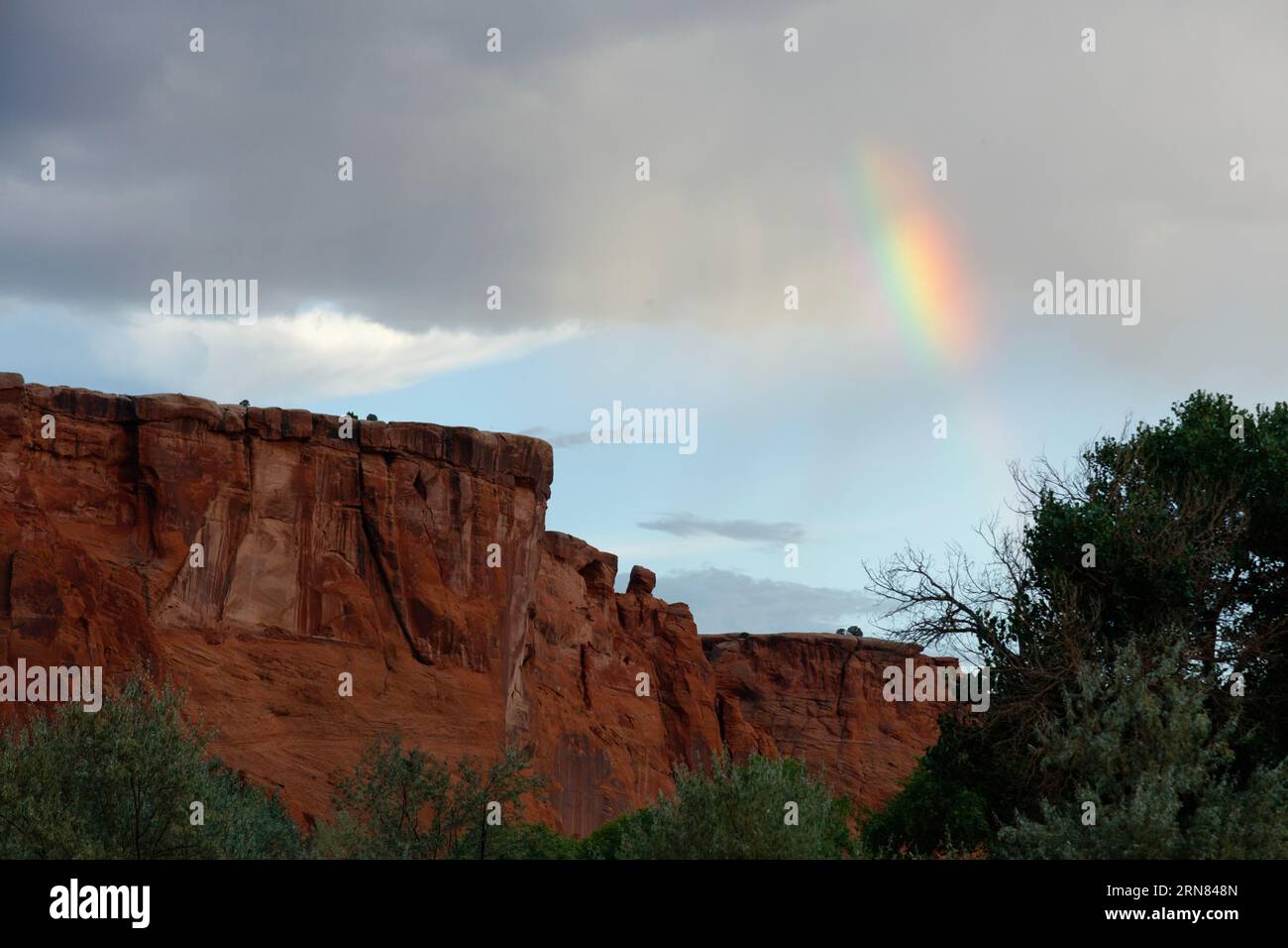 Landschaft mit Regenbogen, vom Grund des Canyon de Chelly National Monument aus gesehen - Navajo Indian Reservation, Arizona Stockfoto