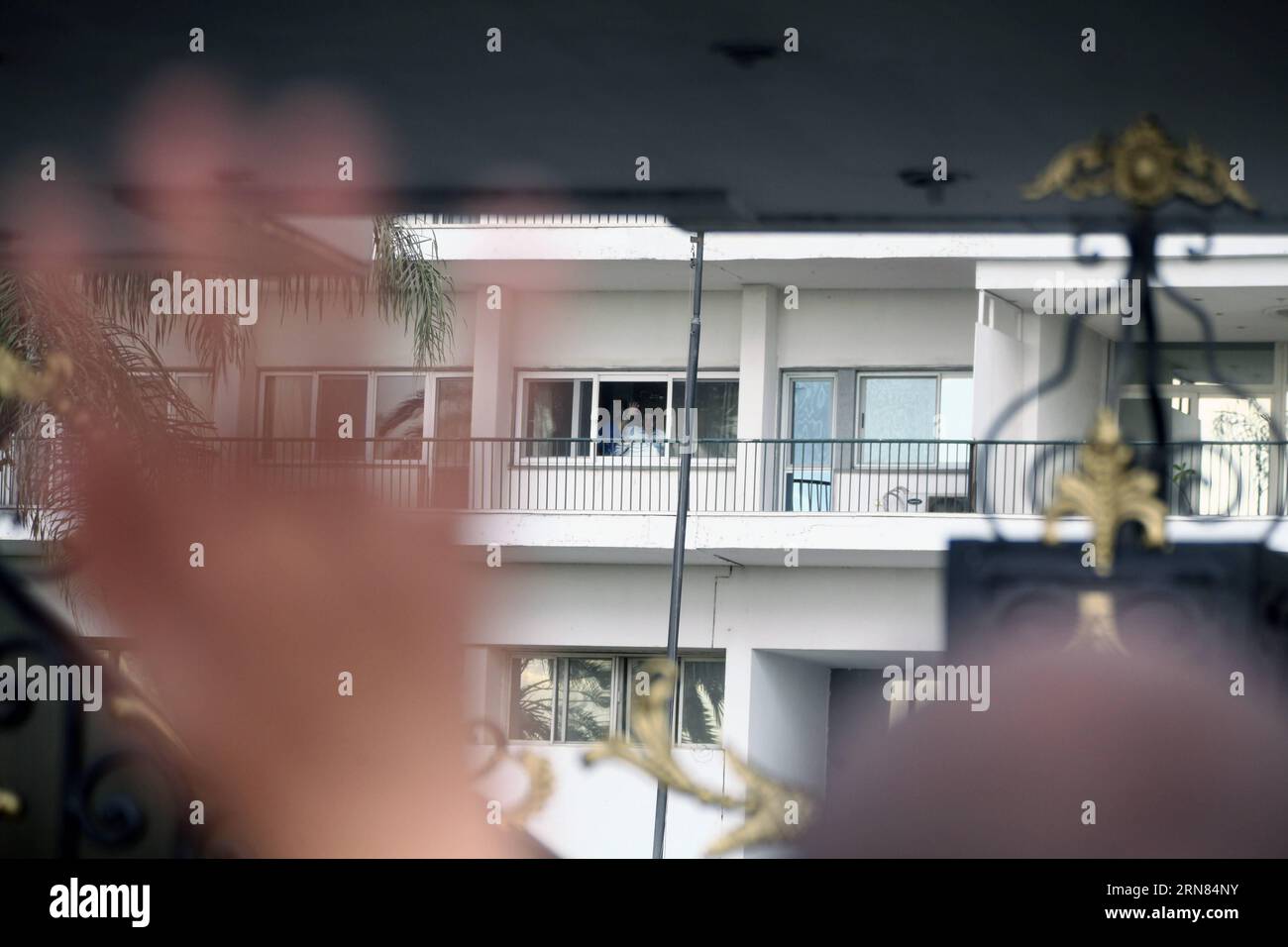 Ägyptens ehemaliger Präsident Hosni Mubarak reißt seine Hand von seiner Station zu den Anhängern während ihrer Feier zum 42. Jahrestag des Oktoberkriegs vor dem Maadi Armed Forces Hospital, wo Mubarak derzeit in Kairo, Ägypten, am 6. Oktober 2015, verhaftet wird. Ägypten feierte hier am Dienstag den 42. Jahrestag des Oktoberkrieges, auch bekannt als der arabisch-israelische Krieg von 1973. (Zjy) ÄGYPTEN-KAIRO-MUBARAK-FEIER AhmedxGomaa PUBLICATIONxNOTxINxCHN Ägyptens ehemaliger Präsident Hosni Mubarak reißt seinen Anhängern während ihrer Feier zum 42. Jahrestag des Oktoberfestes die Hand aus seiner Abteilung Stockfoto