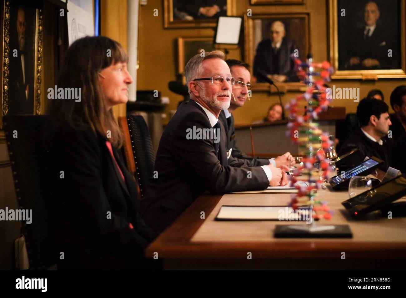 (151007) -- STOCKHOLM, 7. Oktober 2015 -- Eine Pressekonferenz findet statt, um die Gewinner des Nobelpreises für Chemie 2015 in Stockholm, Schweden, am 7. Oktober 2015 bekannt zu geben. Der Nobelpreis für Chemie 2015 wurde gemeinsam an Tomas Lindahl, Paul Modrich und Aziz Sancar für mechanistische Studien zur DNA-Reparatur verliehen, d. h. dafür, dass sie auf molekularer Ebene kartiert haben, wie Zellen beschädigte DNA reparieren und die genetische Information schützen. ) (Zjy) SCHWEDEN-STOCKHOLM-NOBEL-CHEMIE RobxSchoenbaum PUBLICATIONxNOTxINxCHN Stockholm OCT 7 2015 eine Pressekonferenz IST der Held, um die Gewinner des Nobelpreises für Chemie bekannt zu geben Stockfoto