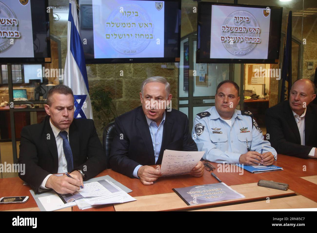 (151007) -- JERUSALEM, 7. Oktober 2015 -- der israelische Premierminister Benjamin Netanyahu (2.-L) und der Polizeikommissar Bentzi Sau (2.-R) nehmen am 7. Oktober 2015 an einer Pressekonferenz im Kommandozentrum der Polizei des Jersualem-Bezirks in Jerusalem Teil. Der israelische Premierminister Benjamin Netanjahu hat seinen Besuch in Deutschland am Donnerstag aufgrund der eskalierten israelisch-palästinensischen Gewalt abgesagt, sagte sein Büro am Mittwoch. /POOL/Marc Israel Sellem) MIDEAST-JERUSALEM-ISRAEL-Ministerpräsident JINI PUBLICATIONxNOTxINxCHN Jerusalem OCT 7 2015 israelische Premierminister Benjamin Netanyahu 2nd l und Polizeikommissar Stockfoto