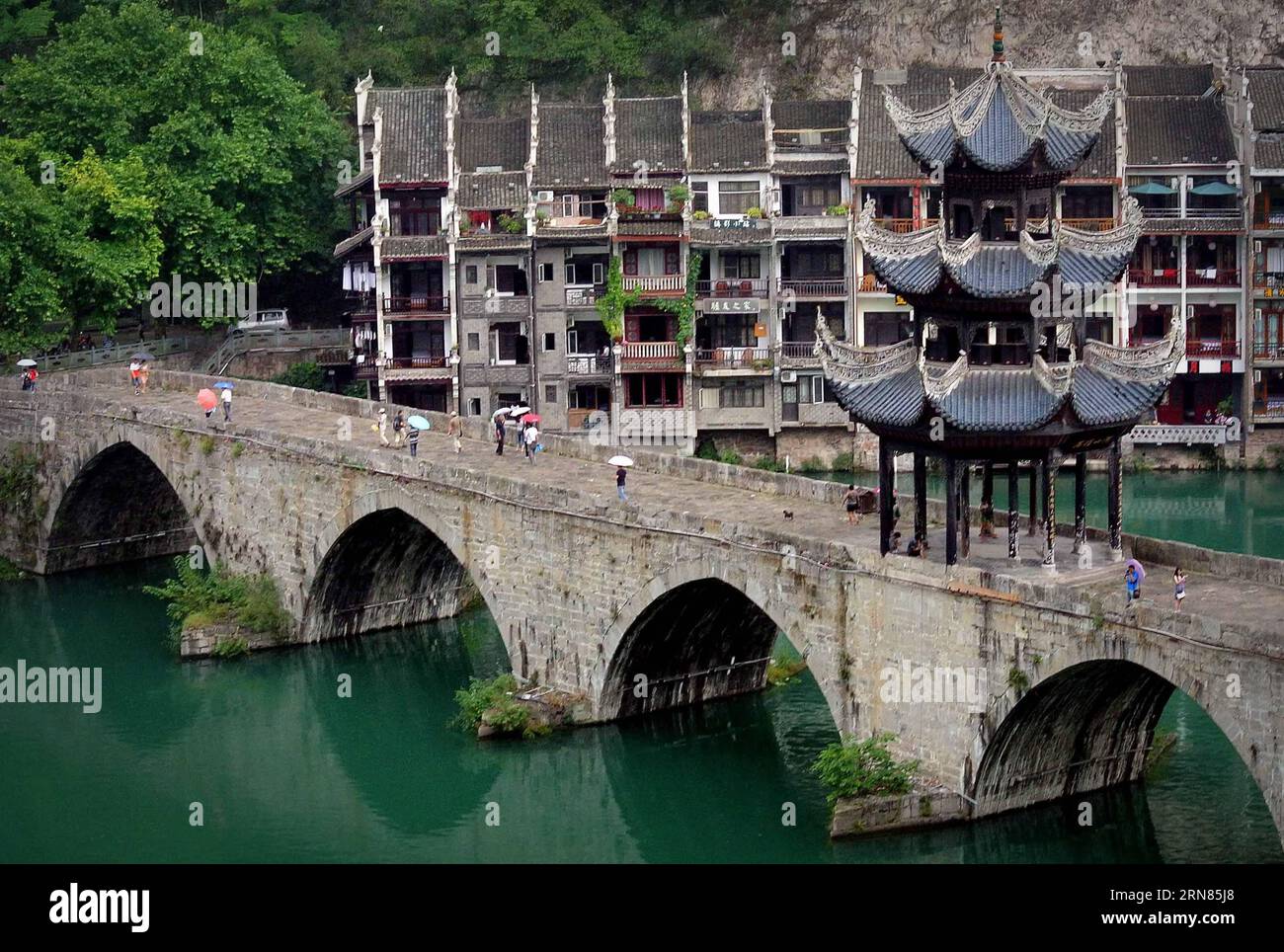 (151008) -- PEKING, - Foto aufgenommen am 31. August 2012 zeigt die Zhusheng-Brücke im Kreis Zhenyuan, Provinz Guizhou im Südwesten Chinas. Die 135 Meter lange Brücke wurde in der Ming-Dynastie (1368–1644) gebaut. (wyo) CHINA-ANCIENT BRIDGES (CN) WangxSong PUBLICATIONxNOTxINxCHN 151008 Peking Foto aufgenommen AM 31 2012. August zeigt die Zhusheng-Brücke im Zhenyuan County Südwesten Chinas Provinz S Guizhou die 135 Meter Brücke, was in der Ming-Dynastie 1368 1644 wyo China Ancient Bridges CN wangxsong PUBLICATIONxNOTxCHN gebaut wurde Stockfoto