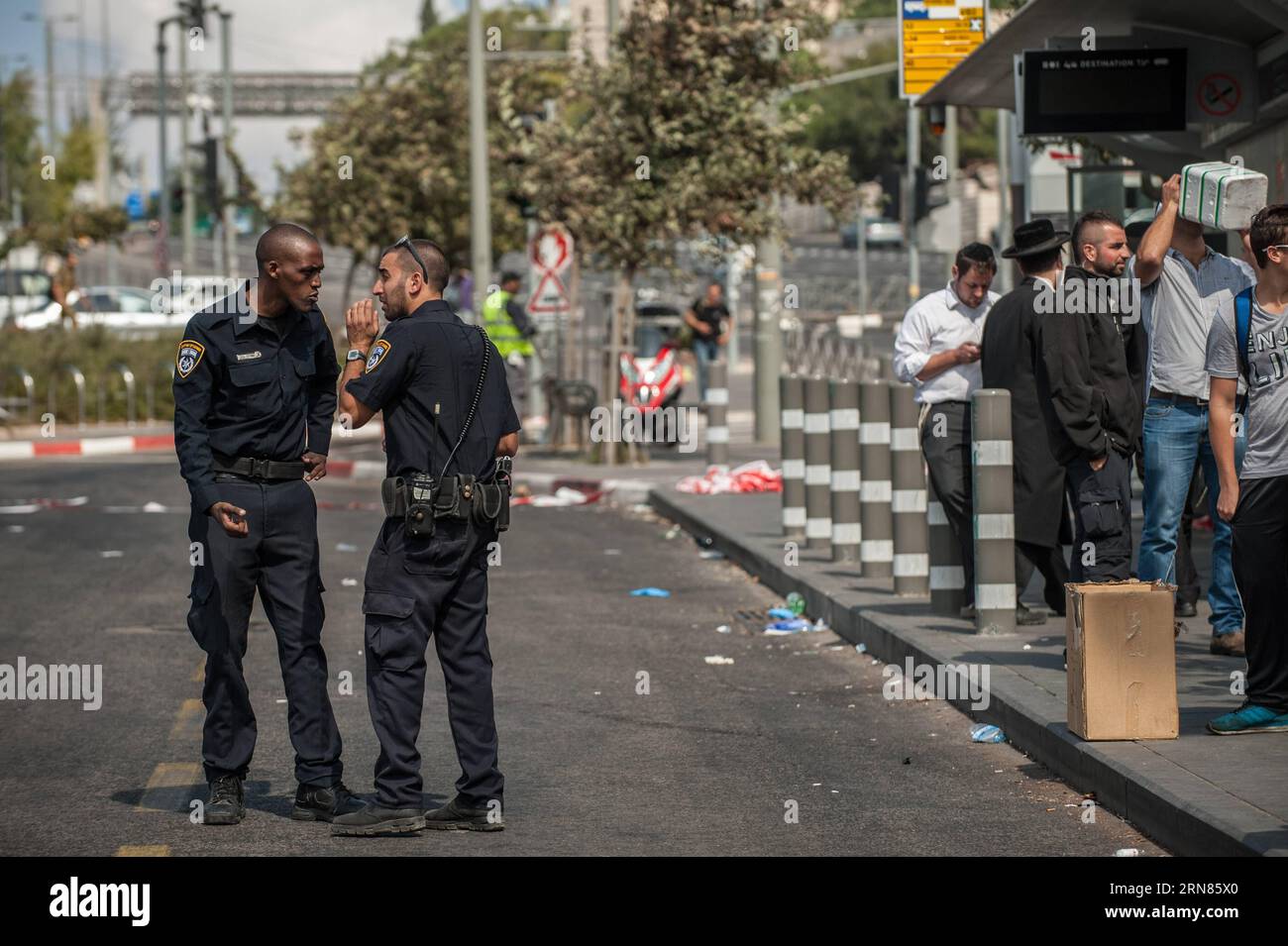 AKTUELLES ZEITGESCHEHEN Jerusalem: Messerattacke auf Israel (151008) -- JERUSALEM, 8. Oktober 2015 -- israelische Polizisten sprechen am 8. Oktober 2015 am Tatort eines Messerangriffs auf einen Stadtbahnbahnhof in Jerusalem. Ein Palästinenser erstochen und schwer verwundet einen jüdischen ultra-orthodoxen Studenten Donnerstag in Jerusalem, sagte die Polizei. Der 15-jährige Täter sticht dem 25-jährigen Israelis in den Hals und verletzte dann einen Sicherheitsbeamten, als er versuchte, vor dem Tatort zu fliehen. Die Polizei nahm den Angreifer auf und nahm ihn in Gewahrsam, ohne jedoch auf den Zustand des Angreifers einzugehen. ) MIDEAST-JERUSA Stockfoto