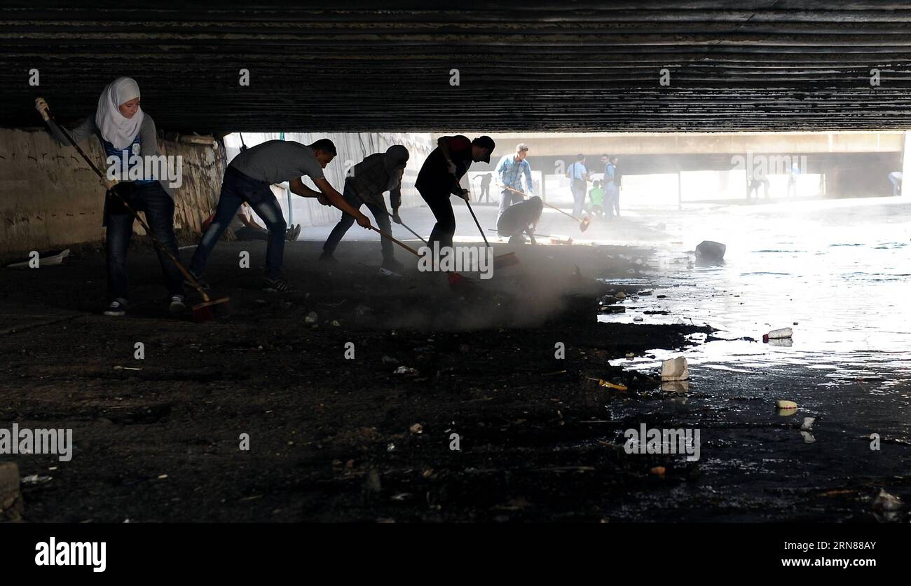 (151011)-- DAMASKUS, 11. Oktober 2015-- Junge Syrer reinigen am 11. Oktober 2015 ein Aquädukt, das den Fluss Barada in Damaskus, der Hauptstadt Syriens, verbindet. Rund 100 junge Syrer nahmen am Sonntag an einer Kampagne zur Reinigung des Aquädukts Teil. Da der Fluss flussaufwärts des Barada River in den letzten Jahren von Oppositionellen kontrolliert wurde, ging die Wasserversorgung über das Aquädukt nach Damaskus zurück, während im Aquädukt mehr Müll auftauchte und die Stadt Damaskus verfiel. )(azp) SYRIEN-DAMASKUS-AQUÄDUKT-REINIGUNG ZhangxNaijie PUBLICATIONxNOTxINxCHN 151011 Damaskus OKT 11 2015 Junge Syrier sauber bis Aquädukt Conne Stockfoto