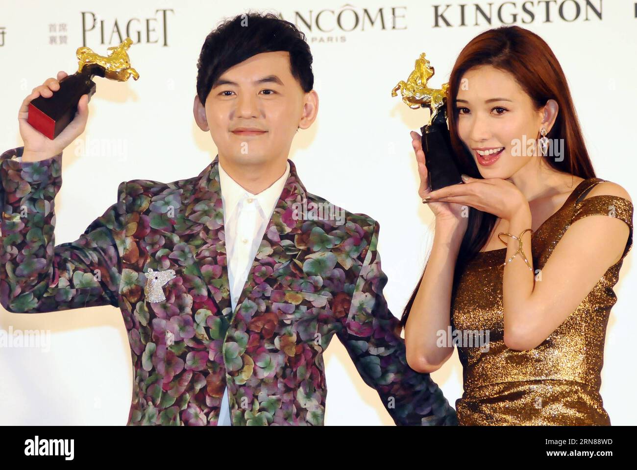 (151012) -- TAIPEI, 12. Oktober 2015 () -- Schauspieler Mickey Huang (L) und Schauspielerin Lin Chi-Ling, die die 52. Verleihung des Goldenen Pferdes veranstalten wird, posieren für Bilder während einer Pressekonferenz der Veranstaltung in Taipei, Südostchina, Taiwan, 12. Oktober 2015. Die 52. Verleihung der Golden Horse Awards findet am 21. November in Taipeh statt. Die Golden Horse Film Awards sind eine der größten jährlichen Veranstaltungen der chinesisch-sprachigen Filmindustrie. ()(wjq) CHINA-TAIPEI-GOLDEN HORSE AWARD-PRESS CONFERENCE (CN) Xinhua PUBLICATIONxNOTxINxCHN 151012 Taipei OCT 12 2015 Schauspieler Mickey Huang l und Schauspielerin Lin Chi Ling WHO will H Stockfoto
