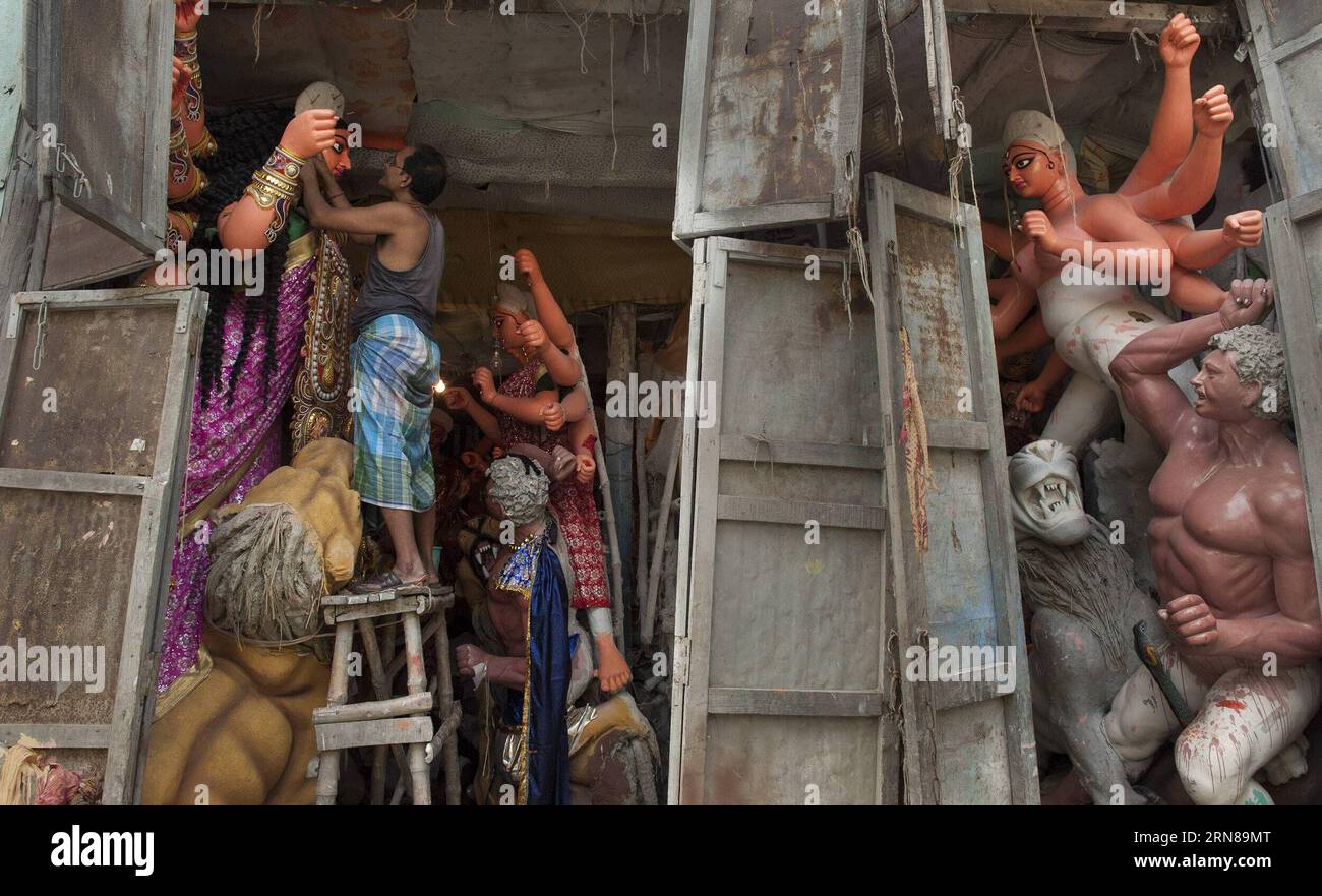 (151013) -- KOLKATA, 13. Oktober 2015 -- ein indischer Künstler verleiht Tonstatuen den letzten Schliff zur Vorbereitung des kommenden Durga Puju Festivals in Kumartuly in Kolkata, 13. Oktober 2015. Durga Puja, das größte hinduistische Festival, beinhaltet die Anbetung der Göttin Durga, die die Macht und den Triumph des Guten über das Böse in der hinduistischen Mythologie symbolisiert. ) INDIEN-KOLKATA-DURGA PUJA FESTIVAL-VORBEREITUNG TumpaxMondal PUBLICATIONxNOTxINxCHN Kolkata OCT 13 2015 auf indischen Künstler bringt letzte Schliffe AUF Lehmstatuen in Vorbereitung auf das bevorstehende Durga Puju Festival IM Kumartuly in Kolkata OCT 13 2015 Durga PUJ Stockfoto